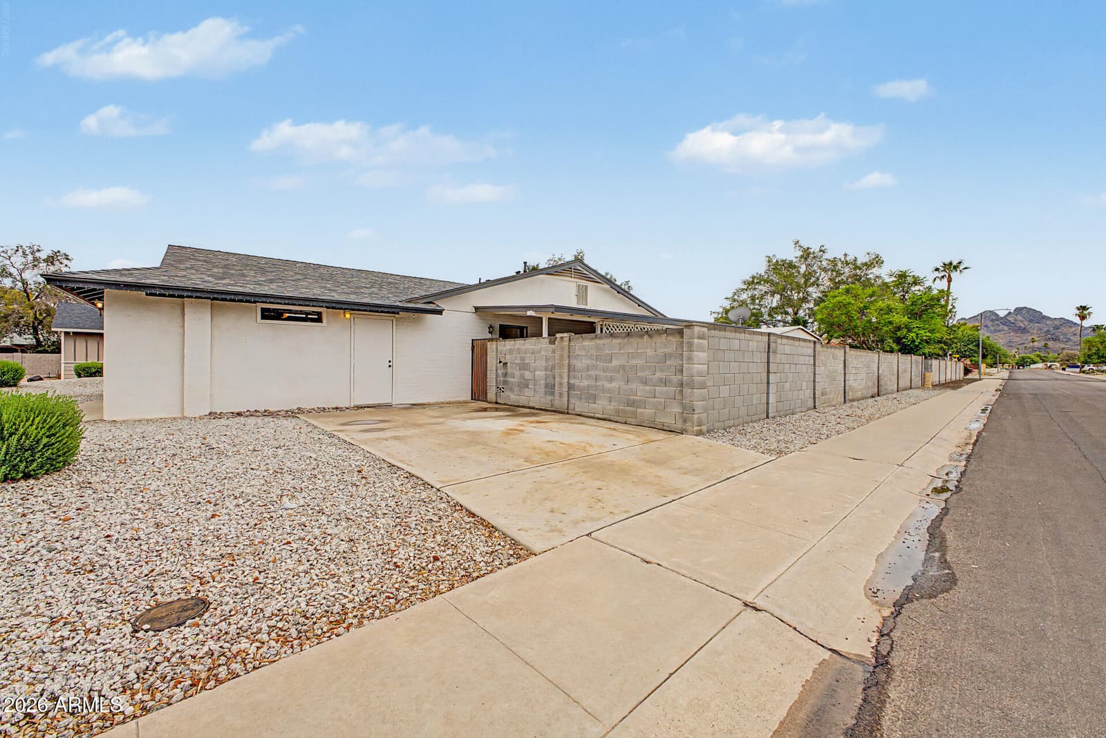 2801 E NORTH Lane, Phoenix, AZ 85028 — photo 5 of 31