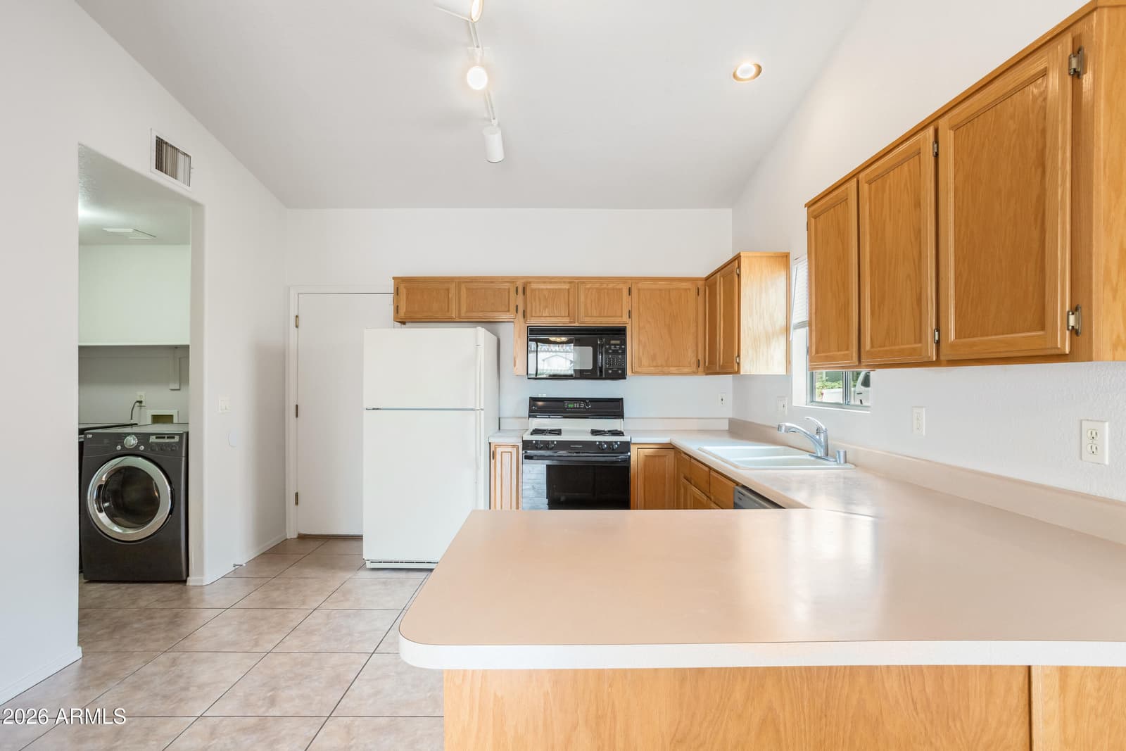 3085 RAVEN Drive, Sierra Vista, AZ 85650 — photo 13 of 40
