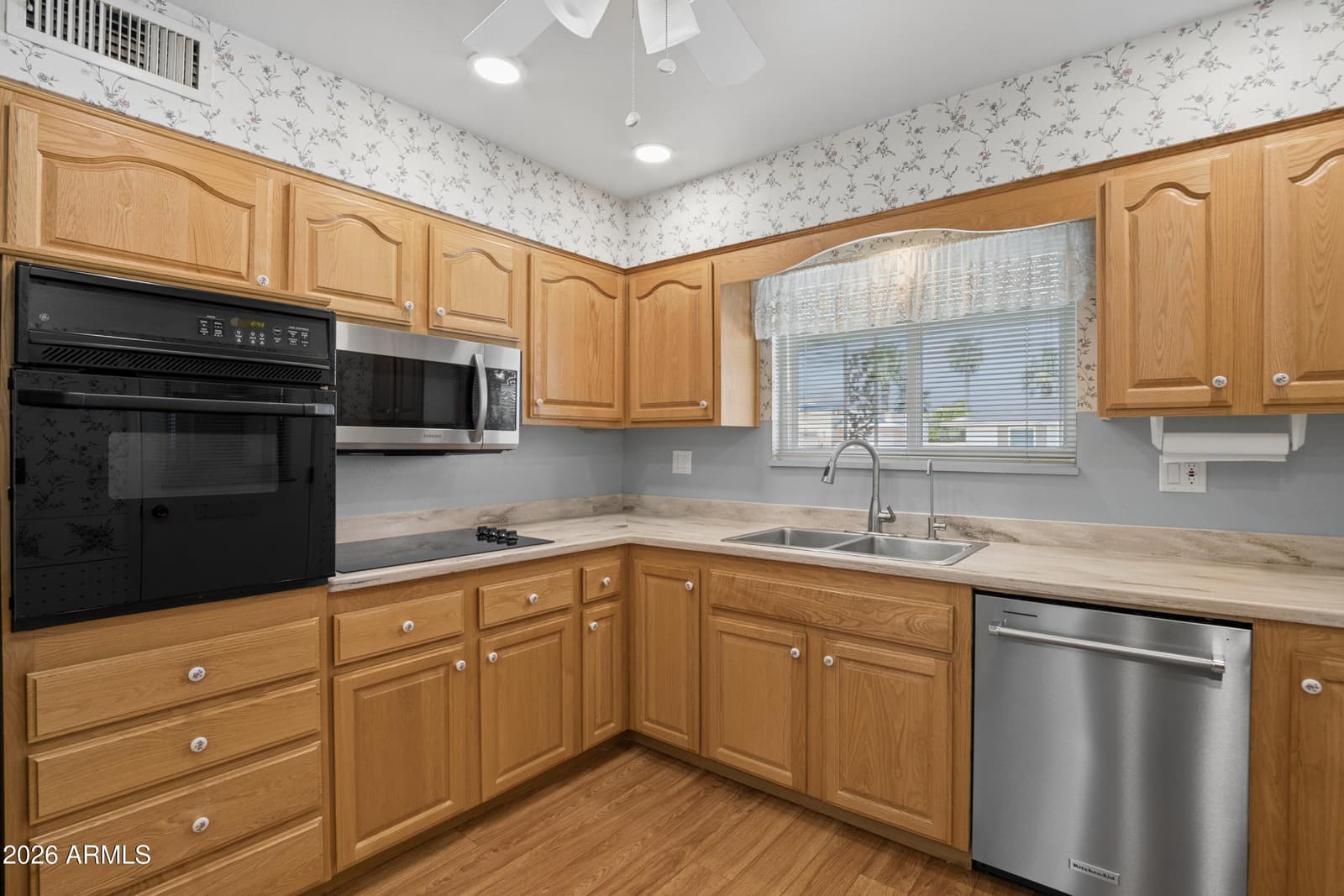10906 W ROUNDELAY Circle S, Sun City, AZ 85351 — photo 7 of 40