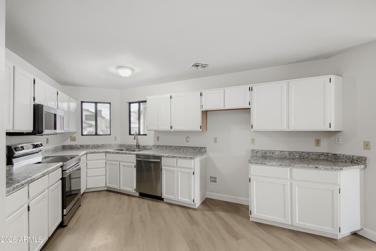 11140 N 82ND Drive, Peoria, AZ 85345 — photo 8 of 18