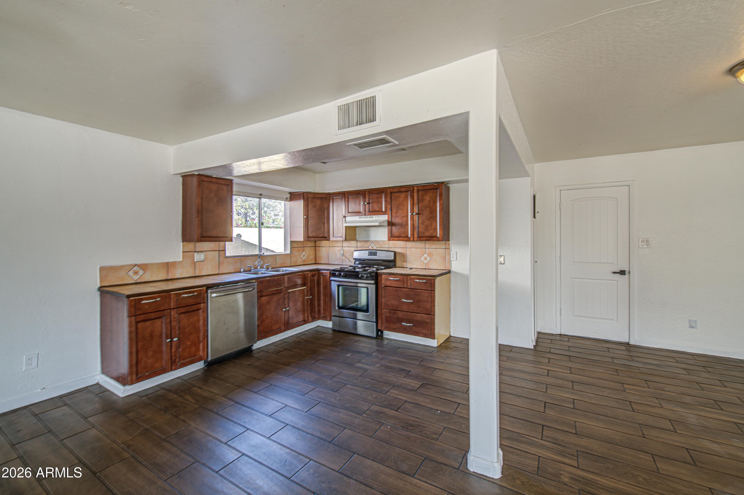 7922 W EARLL Drive, Phoenix, AZ 85033 — photo 4 of 24