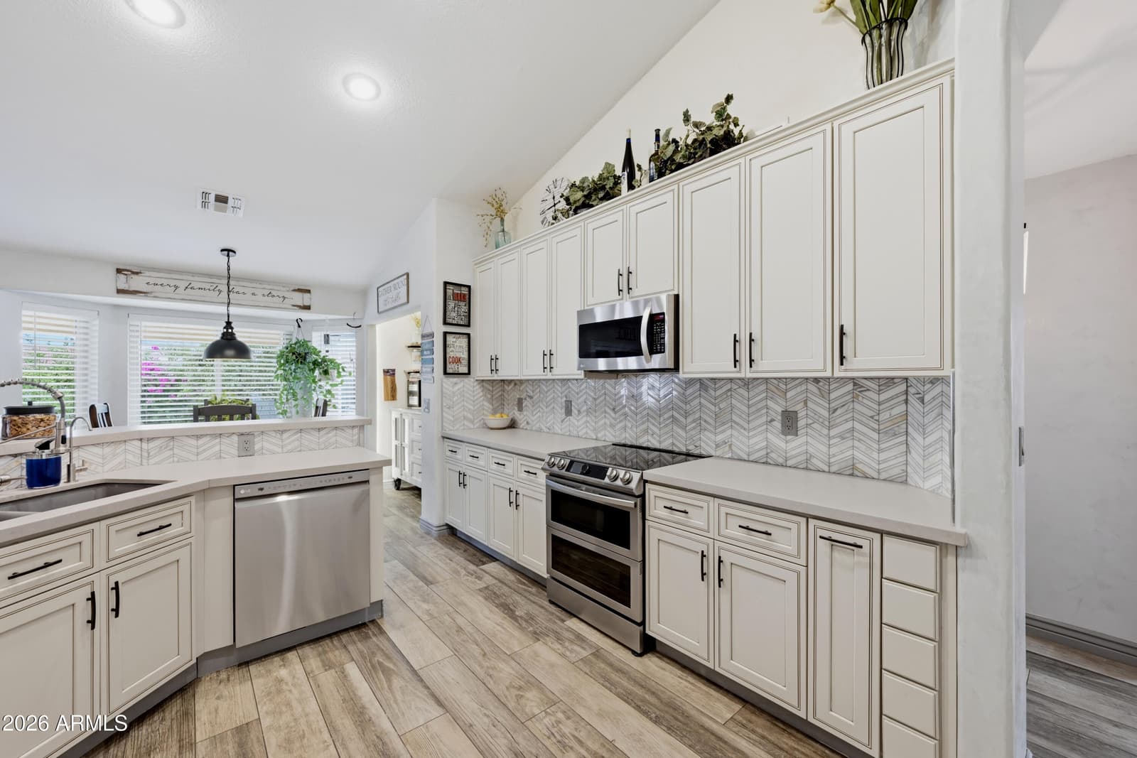 1091 S CROSSROADS Drive, Gilbert, AZ 85296 — photo 10 of 34