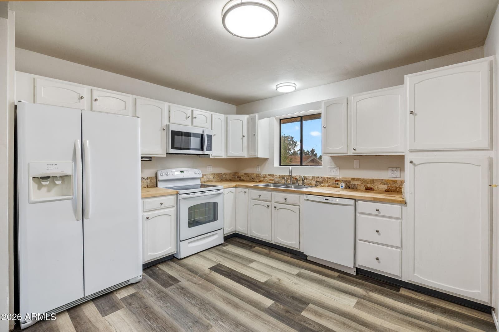 8376 APACHE Drive, Show Low, AZ 85901 — photo 9 of 20