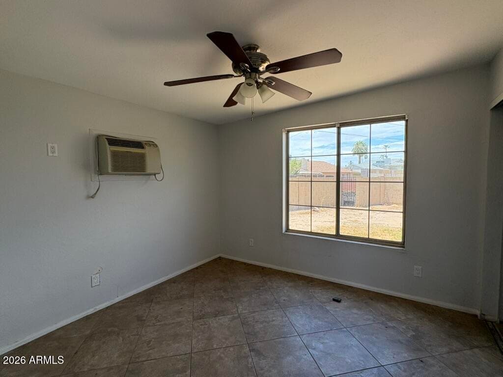 4137 W LUKE Avenue, Phoenix, AZ 85019 — photo 5 of 23