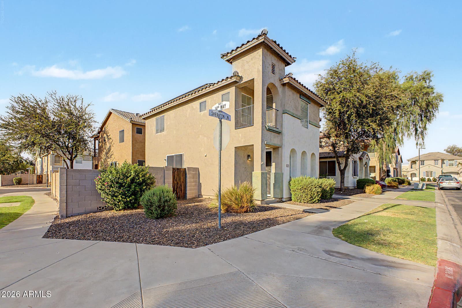 1454 E SHERATON Lane, Phoenix, AZ 85040 — photo 2 of 32