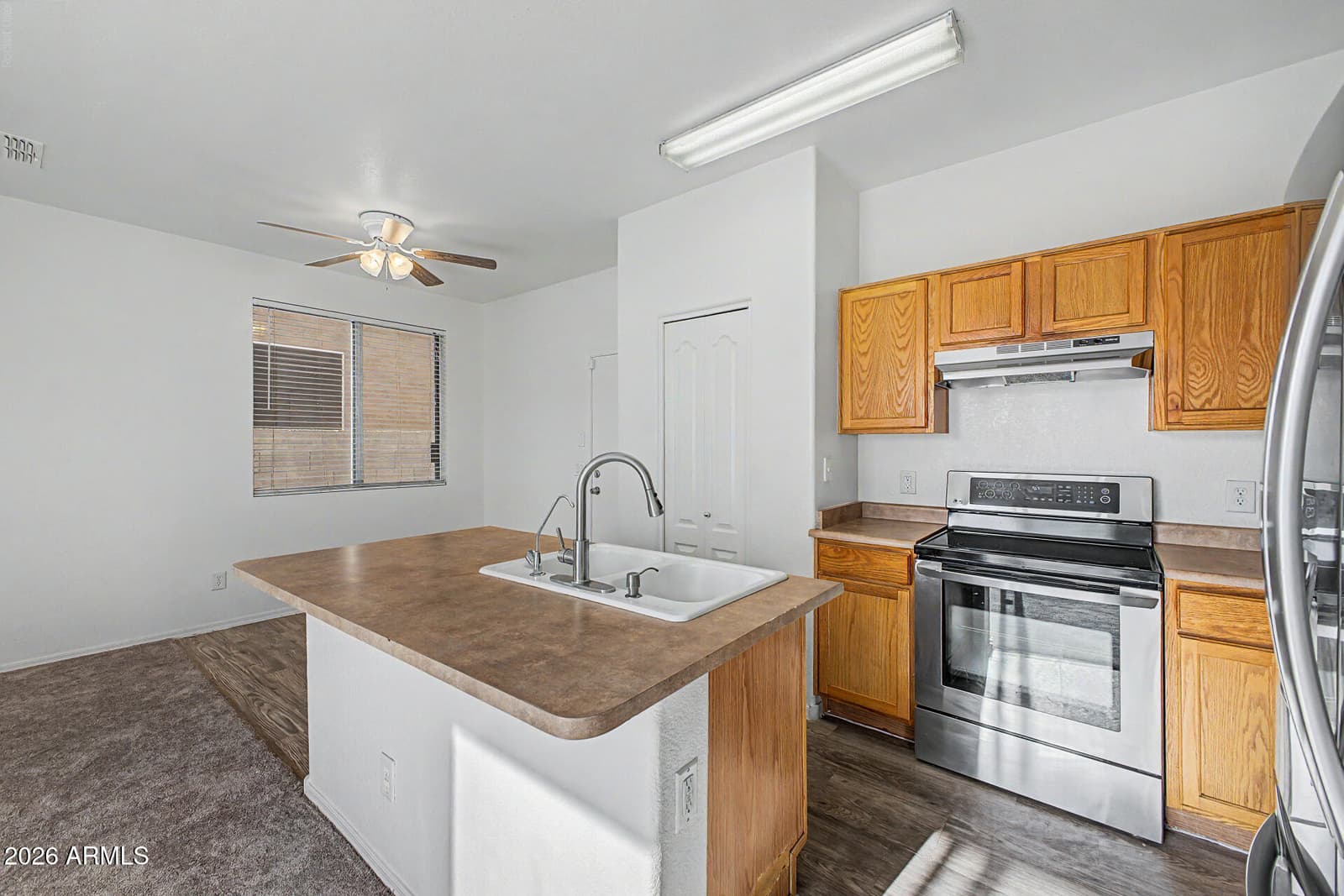 1454 E SHERATON Lane, Phoenix, AZ 85040 — photo 9 of 32