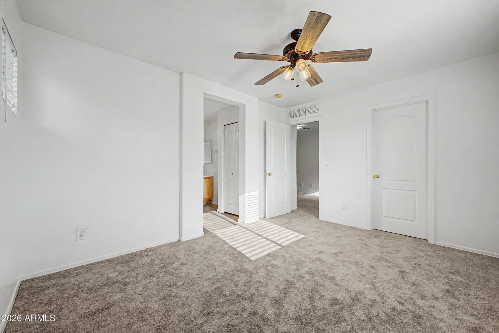 1454 E SHERATON Lane, Phoenix, AZ 85040 — photo 15 of 32