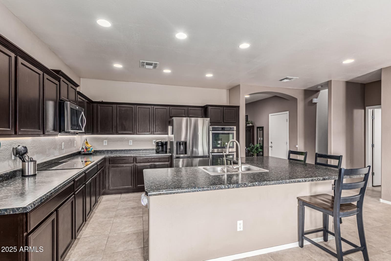 831 S BUENA VISTA Drive, Apache Junction, AZ 85120 — photo 15 of 41