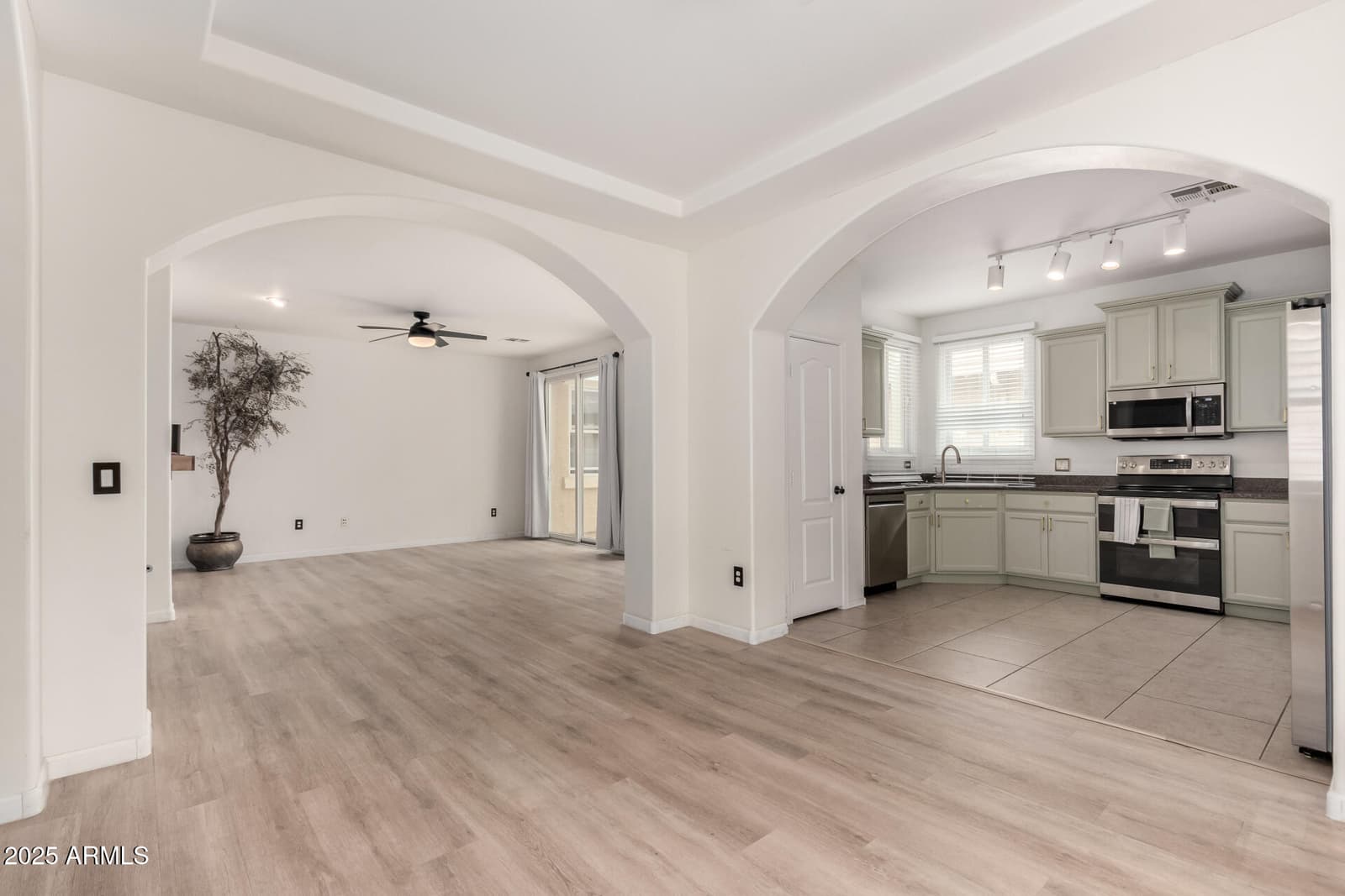 1162 S AGNES Lane, Gilbert, AZ 85296 — photo 4 of 26