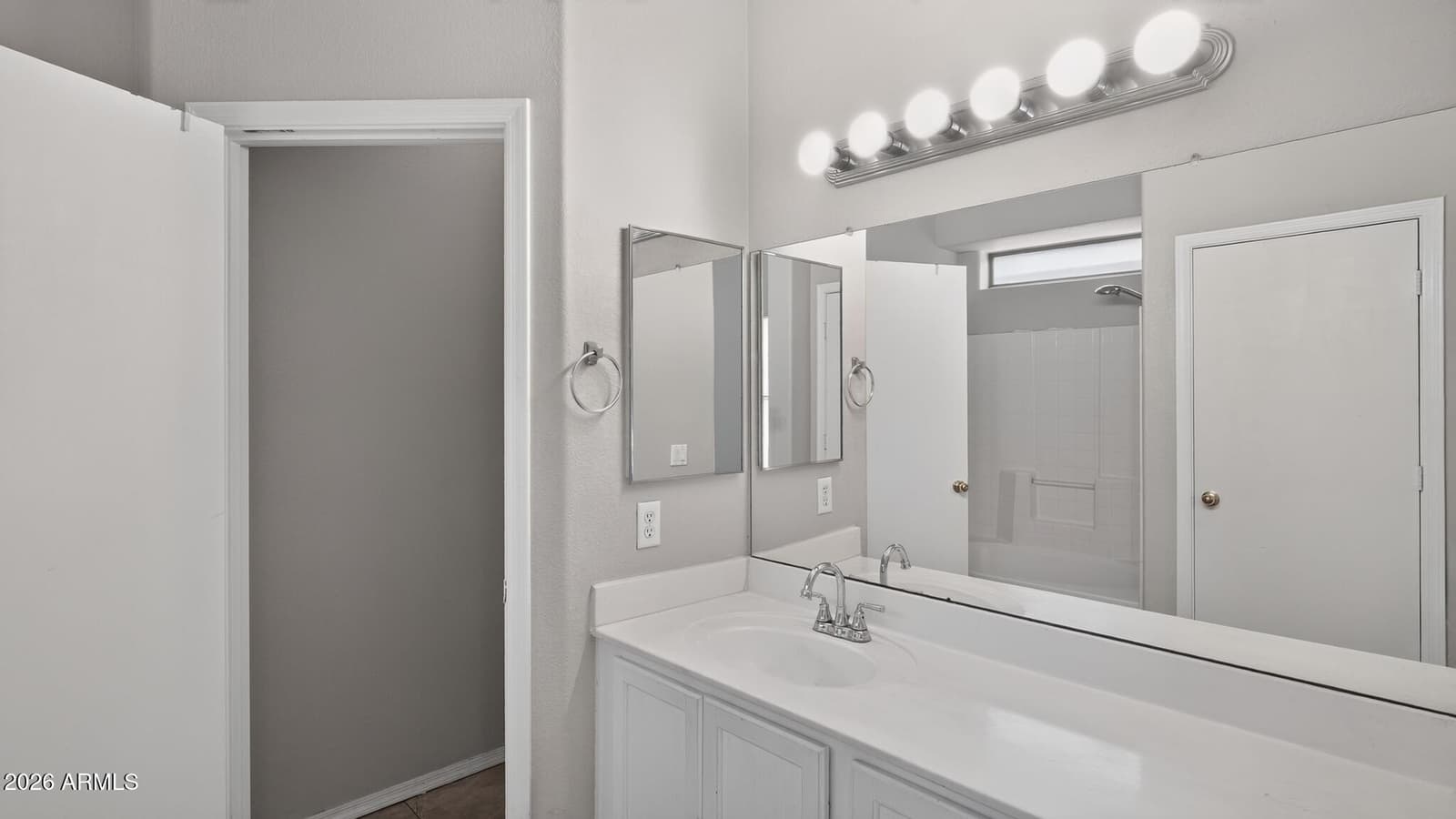 7230 W SHEILA Lane, Phoenix, AZ 85033 — photo 4 of 16