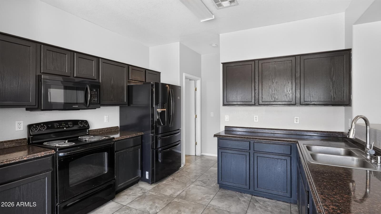 7230 W SHEILA Lane, Phoenix, AZ 85033 — photo 8 of 16