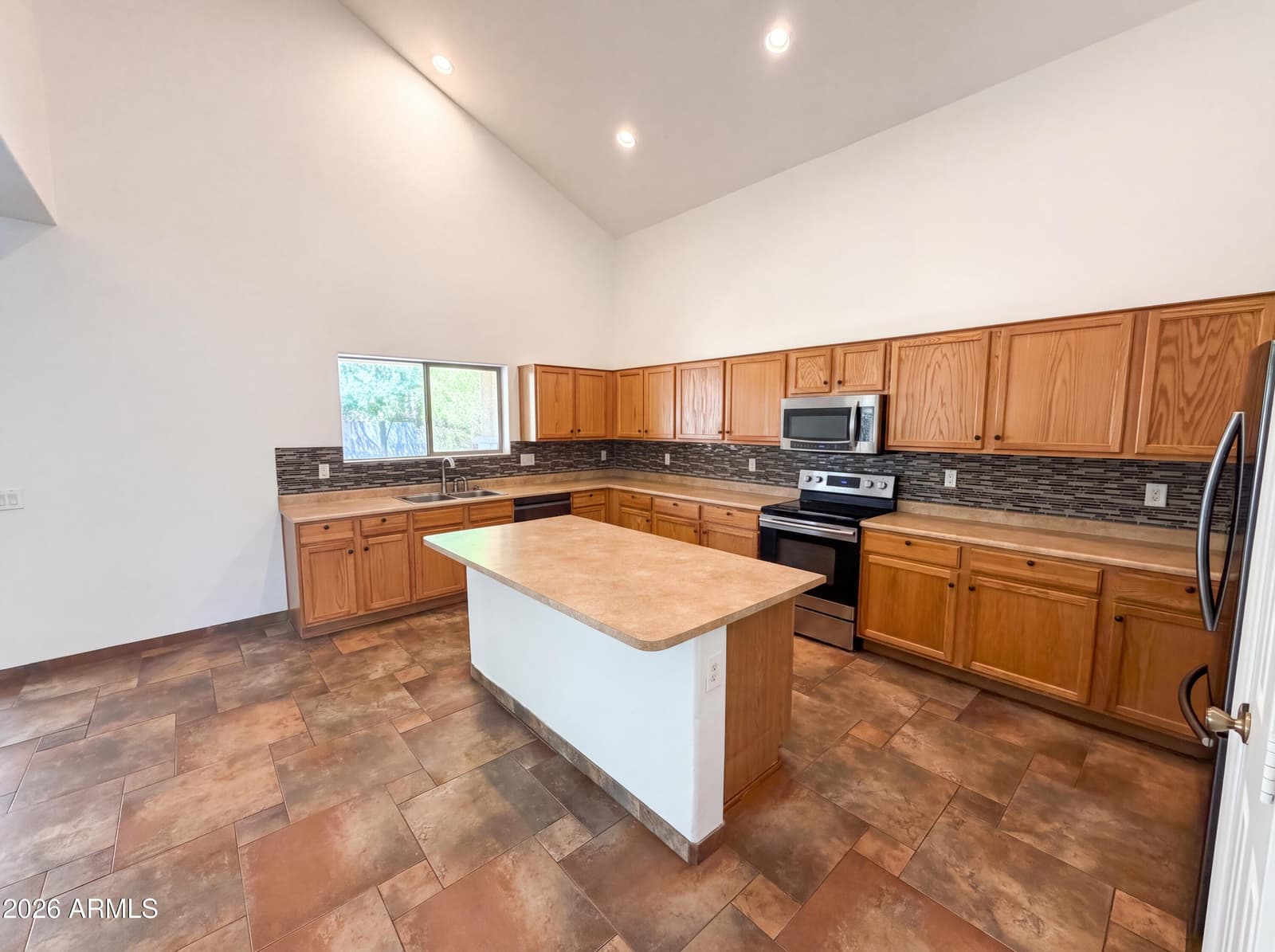 7428 S 15TH Drive, Phoenix, AZ 85041 — photo 2 of 37