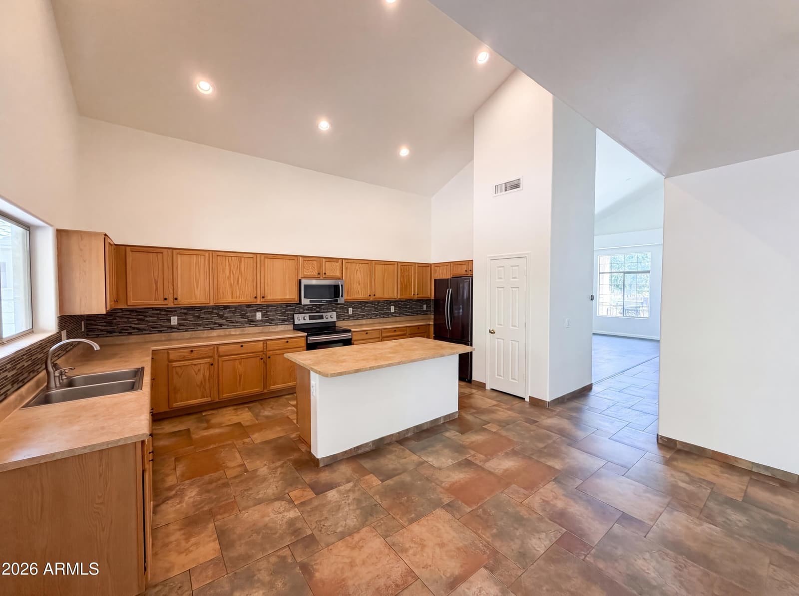 7428 S 15TH Drive, Phoenix, AZ 85041 — photo 9 of 37