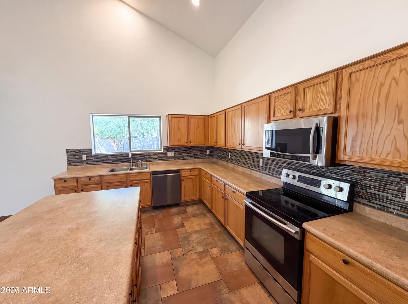 7428 S 15TH Drive, Phoenix, AZ 85041 — photo 10 of 37