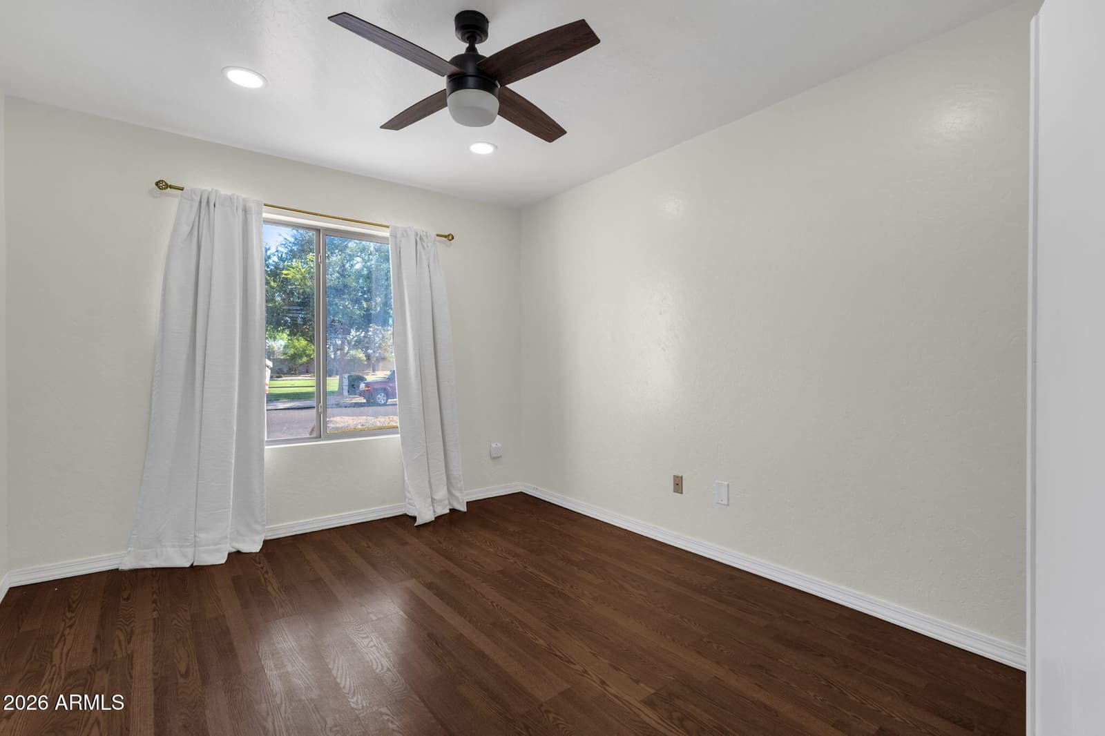 7664 W KRALL Street, Glendale, AZ 85303 — photo 4 of 34
