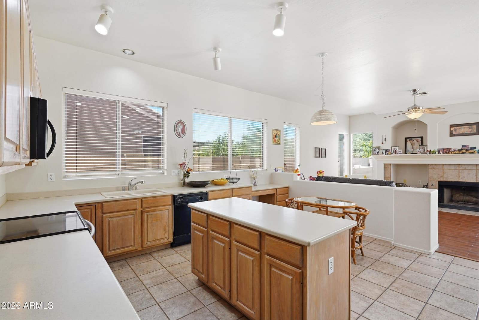 4010 E HAMBLIN Drive, Phoenix, AZ 85050 — photo 7 of 41