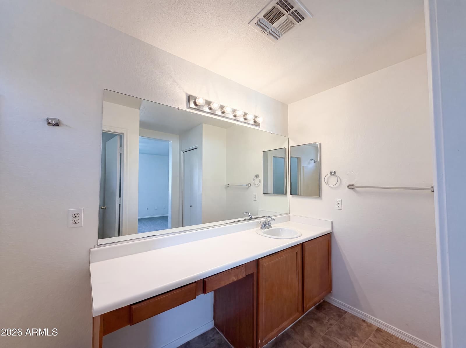 1515 E BLOCH Road, Phoenix, AZ 85040 — photo 9 of 48