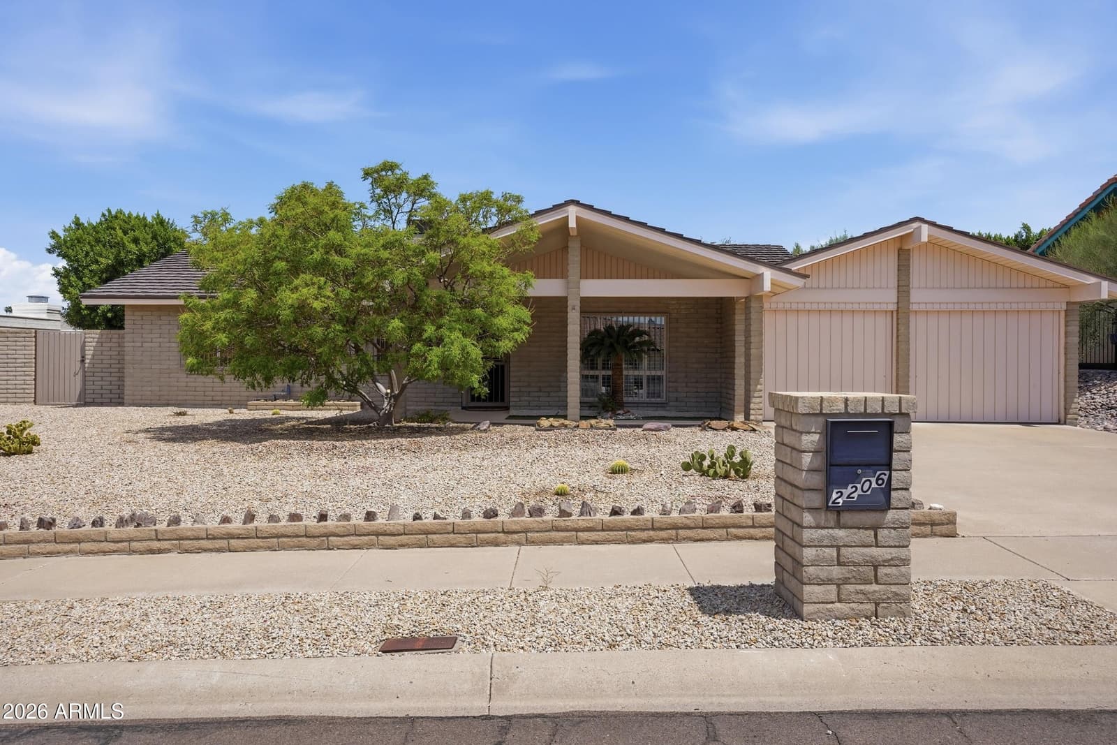 2206 E NICOLET Avenue, Phoenix, AZ 85020