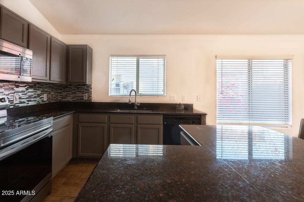 7780 N 57TH Drive, Glendale, AZ 85301 — photo 10 of 28