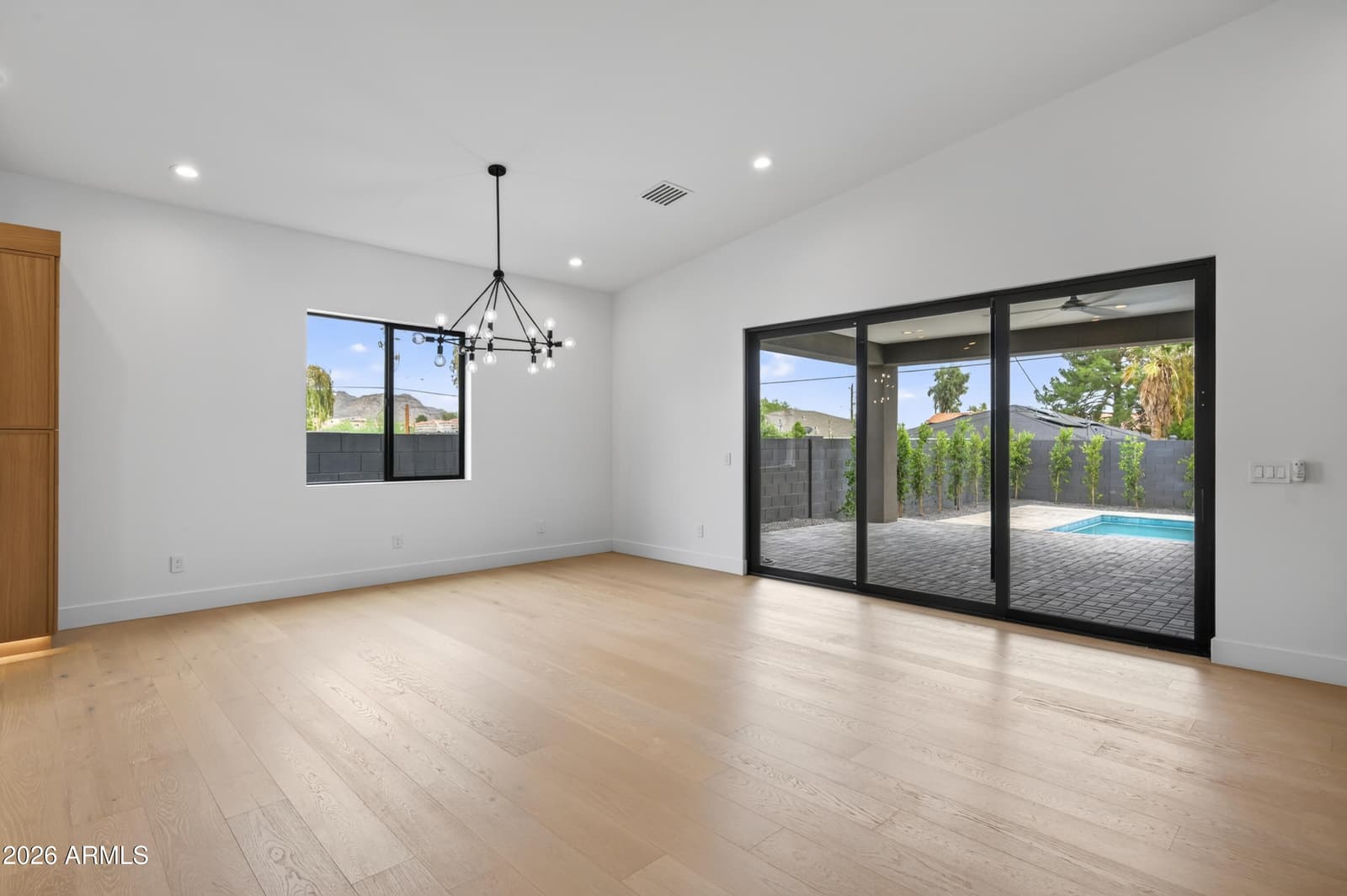 1335 E KALER Drive, Phoenix, AZ 85020 — photo 11 of 44