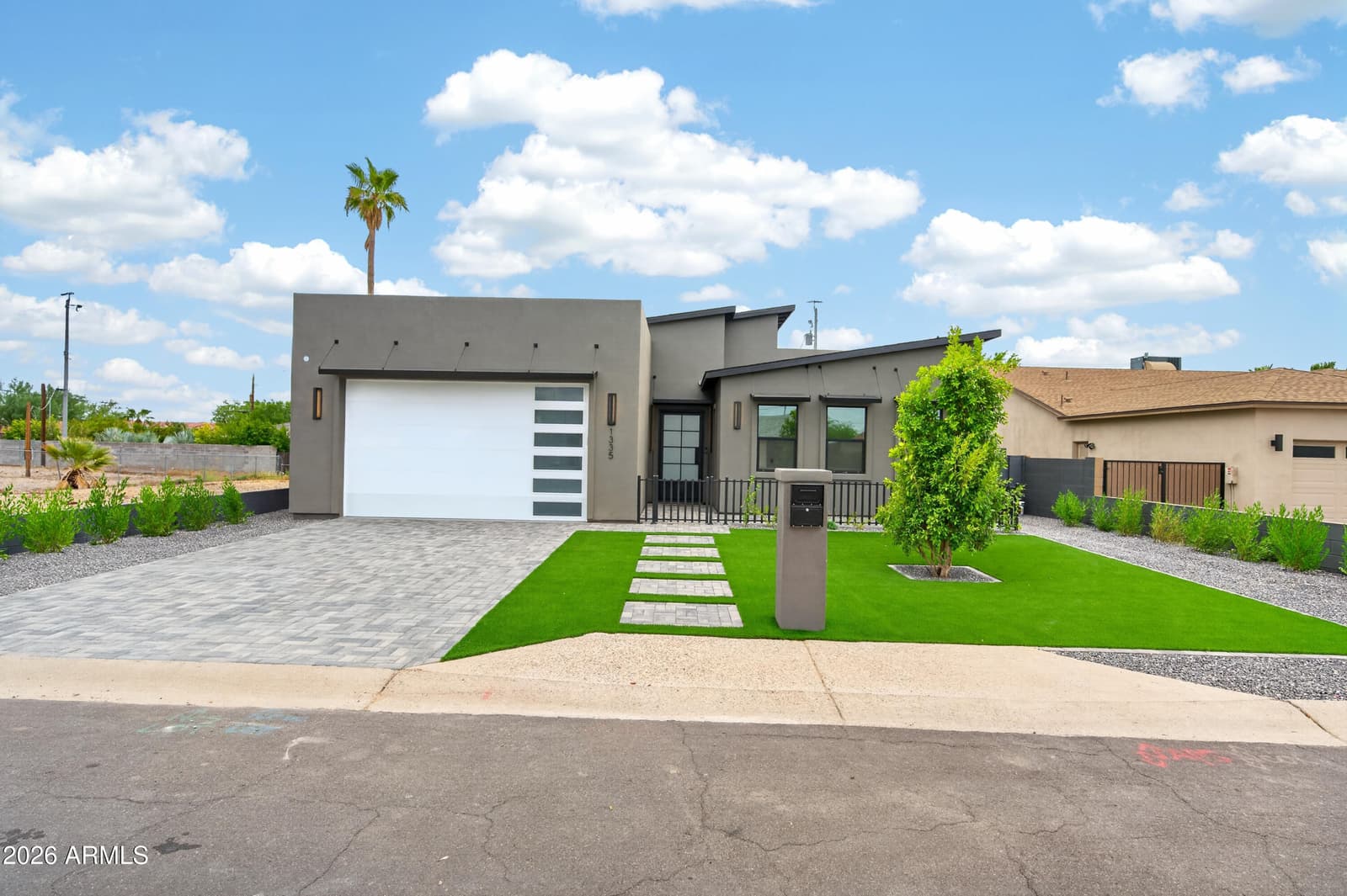 1335 E KALER Drive, Phoenix, AZ 85020 — photo 2 of 44