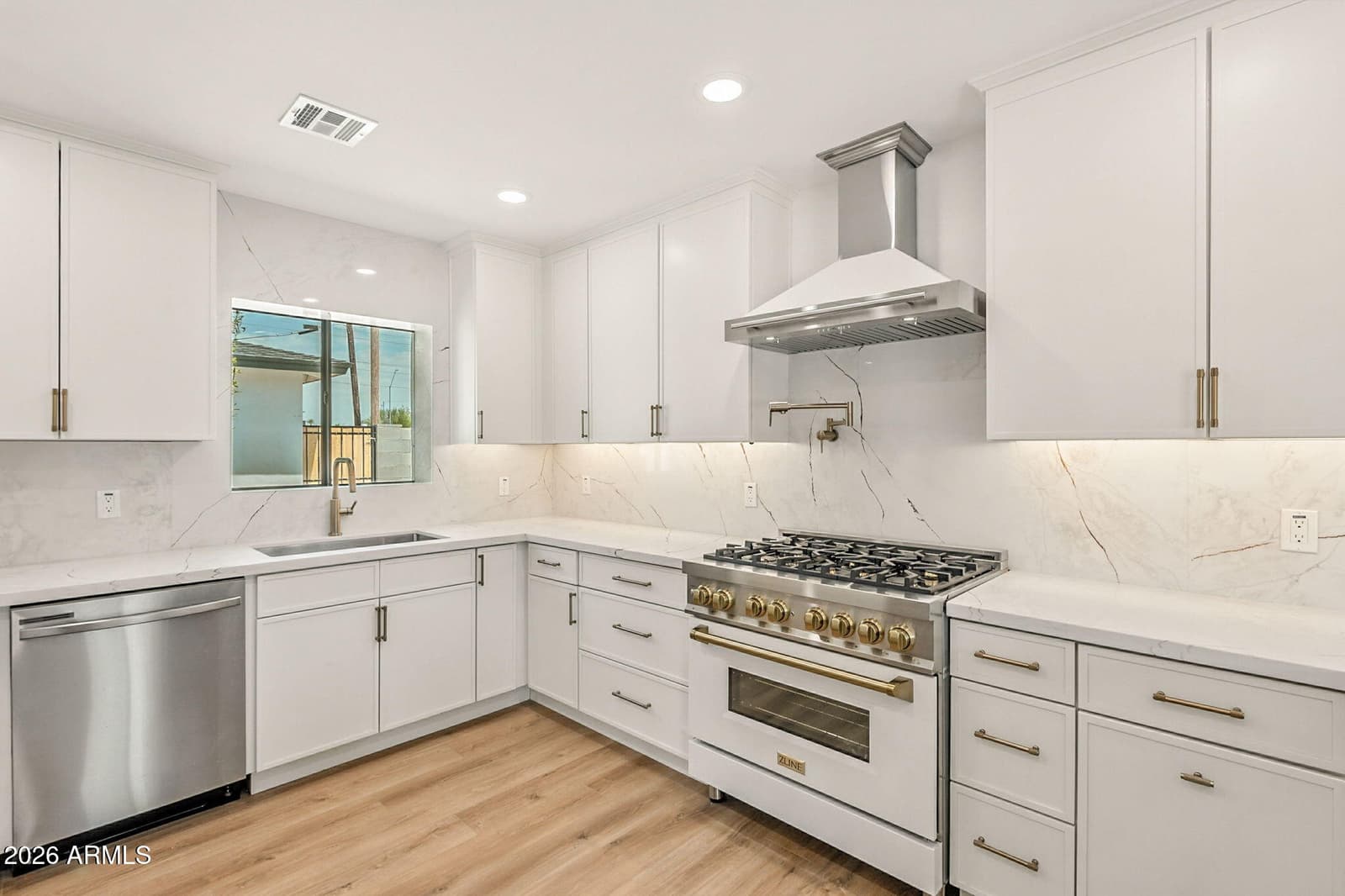 802 W EDGEMONT Avenue, Phoenix, AZ 85007 — photo 9 of 35