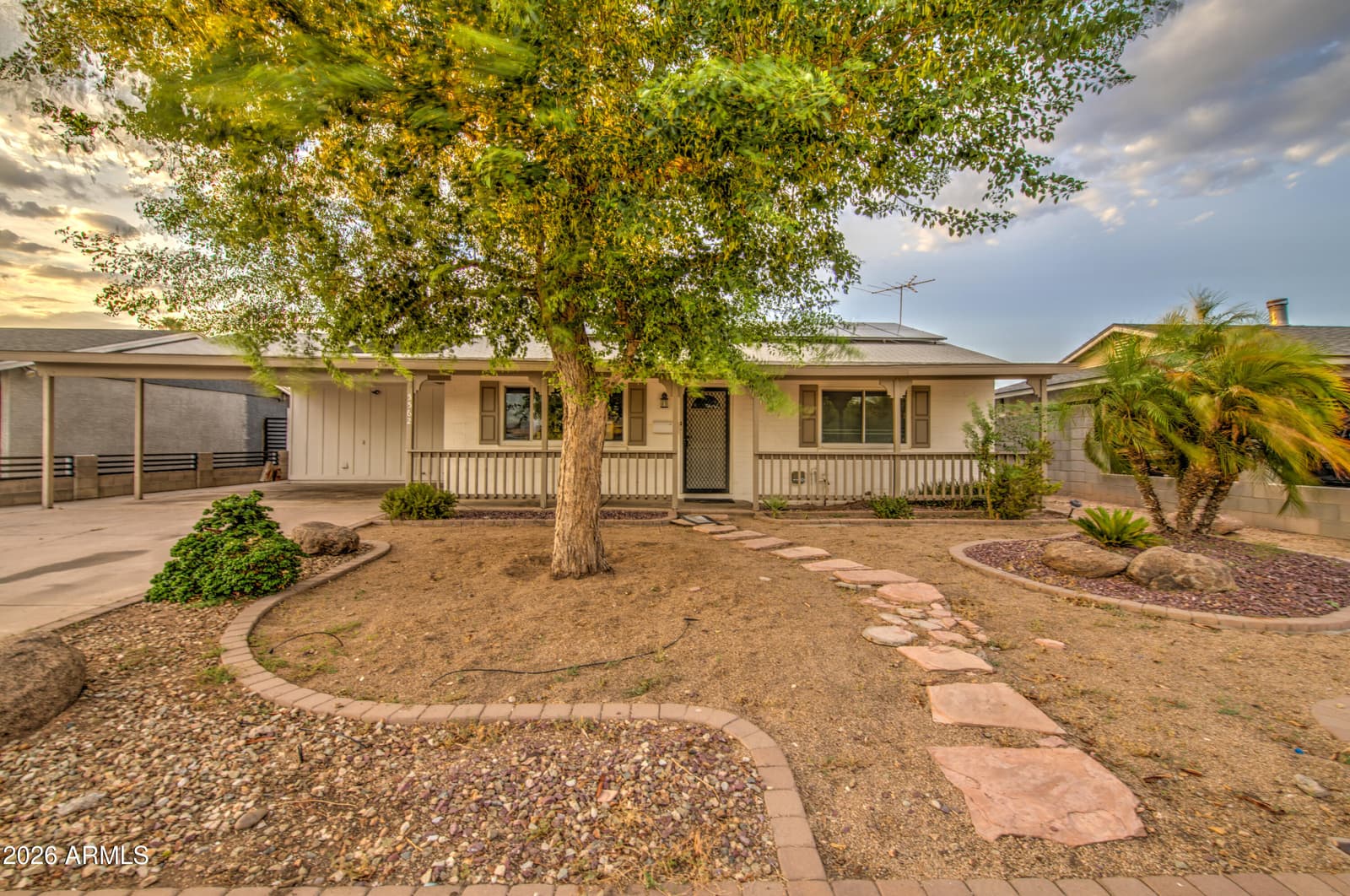 5562 W EDGEMONT Avenue, Phoenix, AZ 85035 — photo 2 of 33
