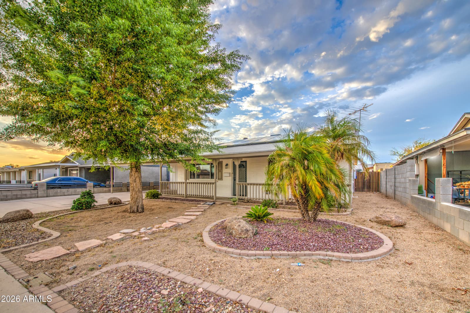 5562 W EDGEMONT Avenue, Phoenix, AZ 85035 — photo 3 of 33