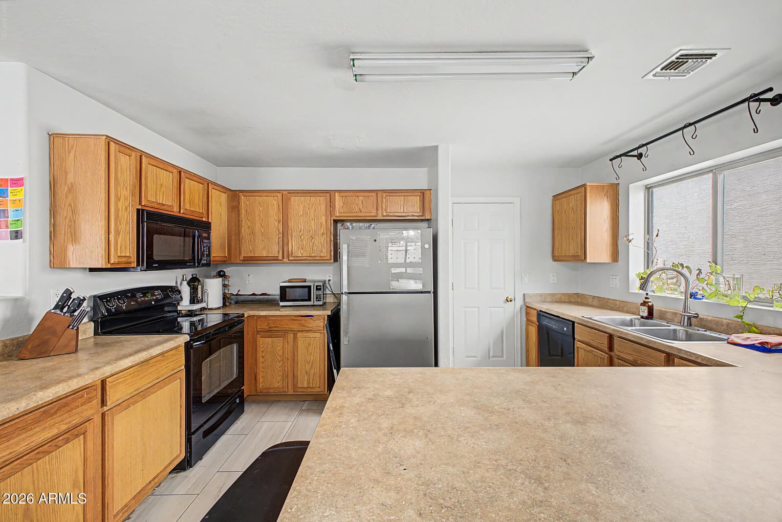 3243 W JESSICA Lane, Phoenix, AZ 85041 — photo 2 of 16