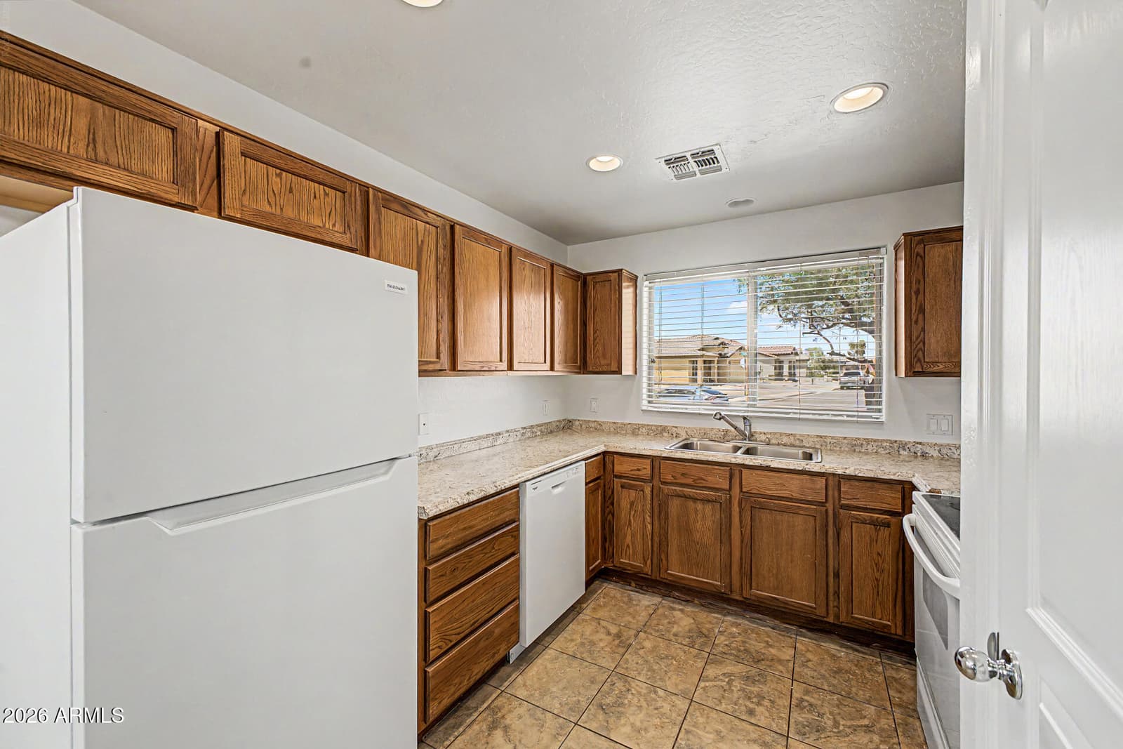 1051 W SAWGRASS Trail, Casa Grande, AZ 85122 — photo 10 of 30