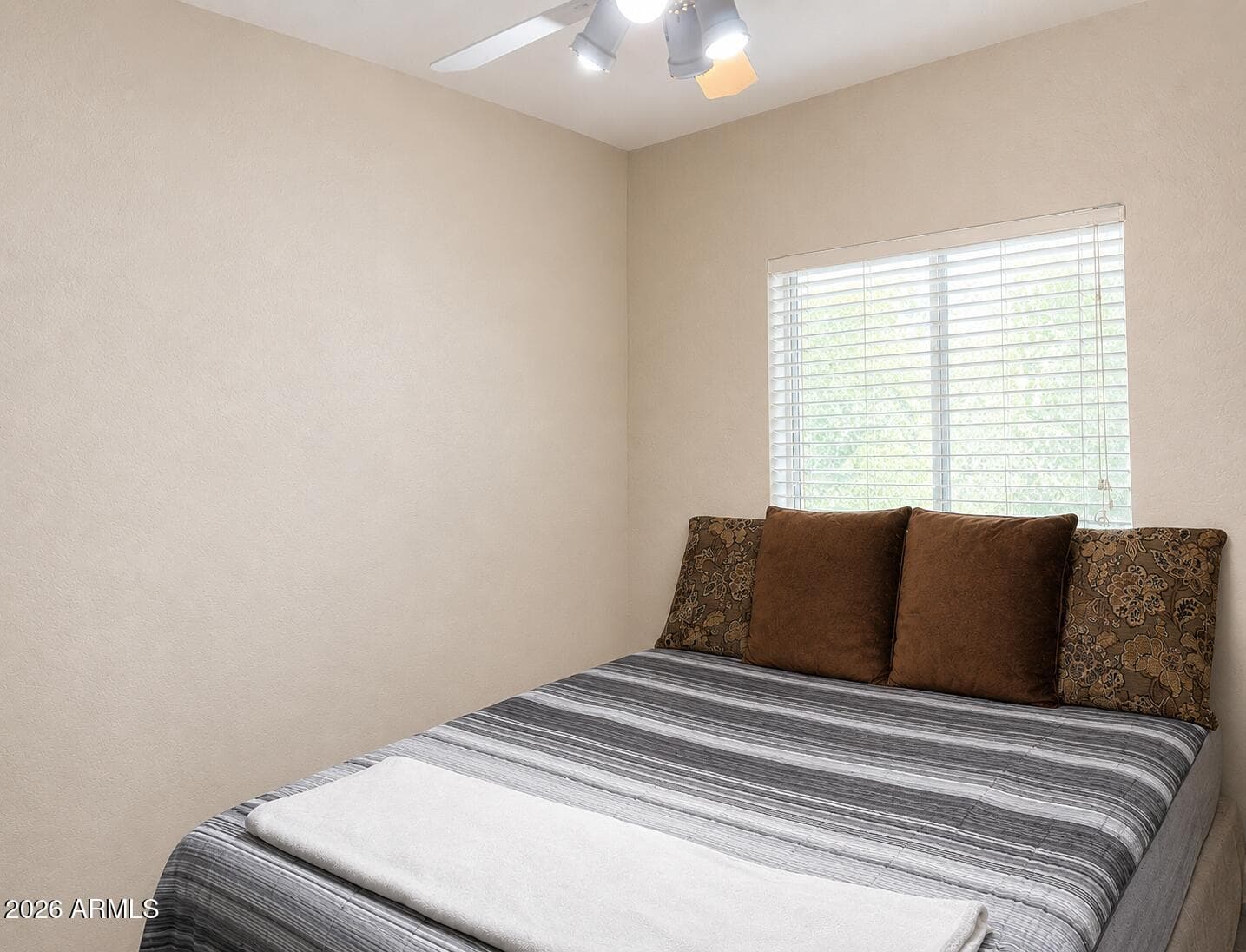 803 W SAINT ANNE Avenue, Phoenix, AZ 85041 — photo 6 of 7