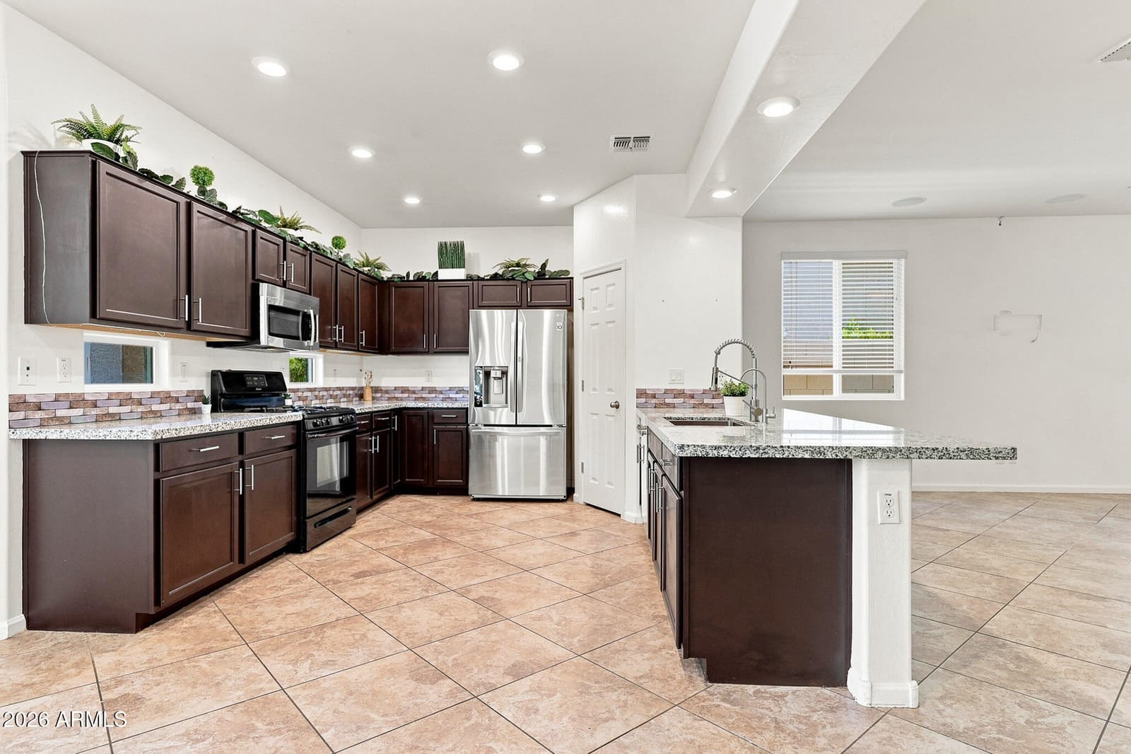 6825 N 130TH Drive, Glendale, AZ 85307 — photo 9 of 36