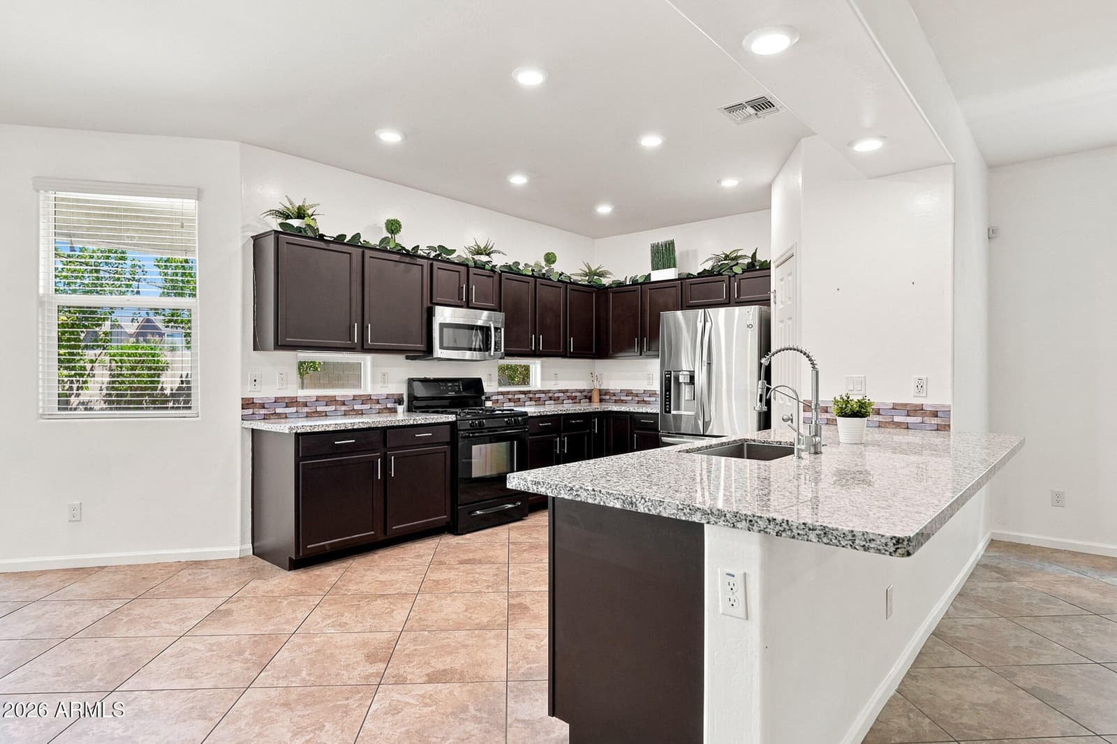 6825 N 130TH Drive, Glendale, AZ 85307 — photo 7 of 36