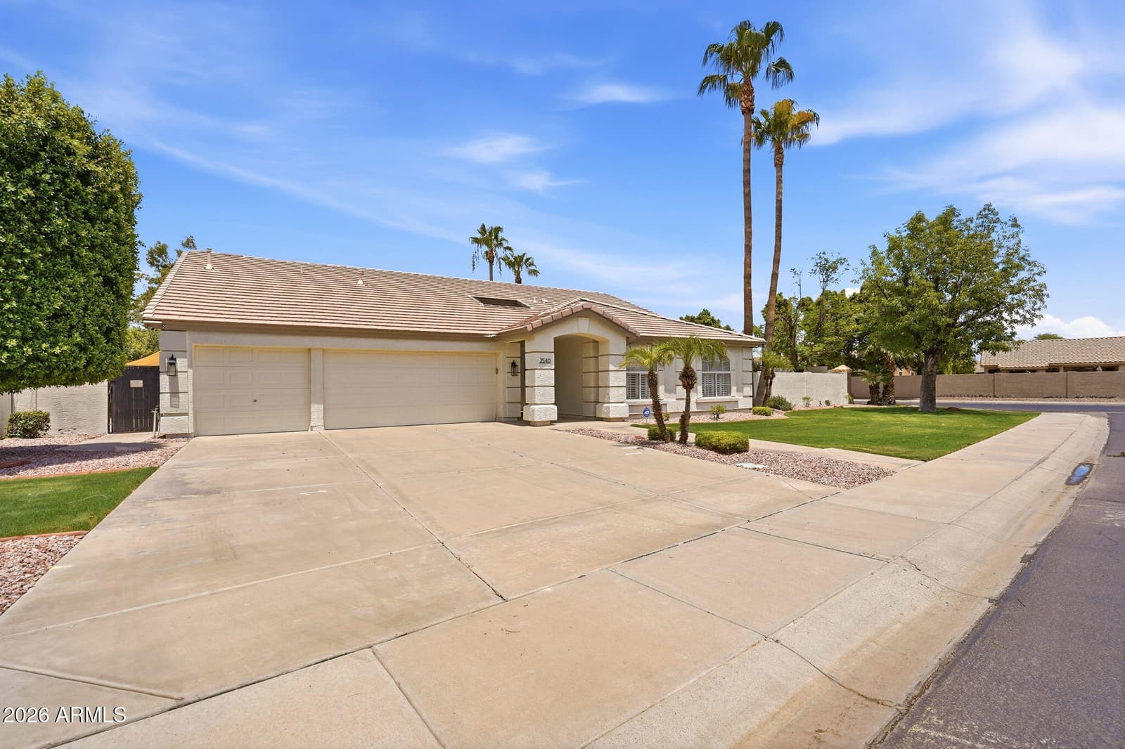 2540 E SAGEBRUSH Street, Gilbert, AZ 85296 — photo 4 of 40
