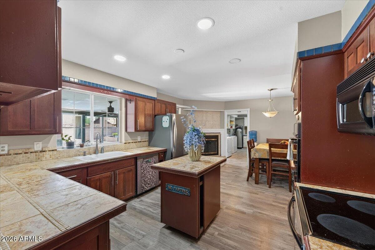 3135 W AUGUSTA Avenue, Phoenix, AZ 85051 — photo 6 of 31