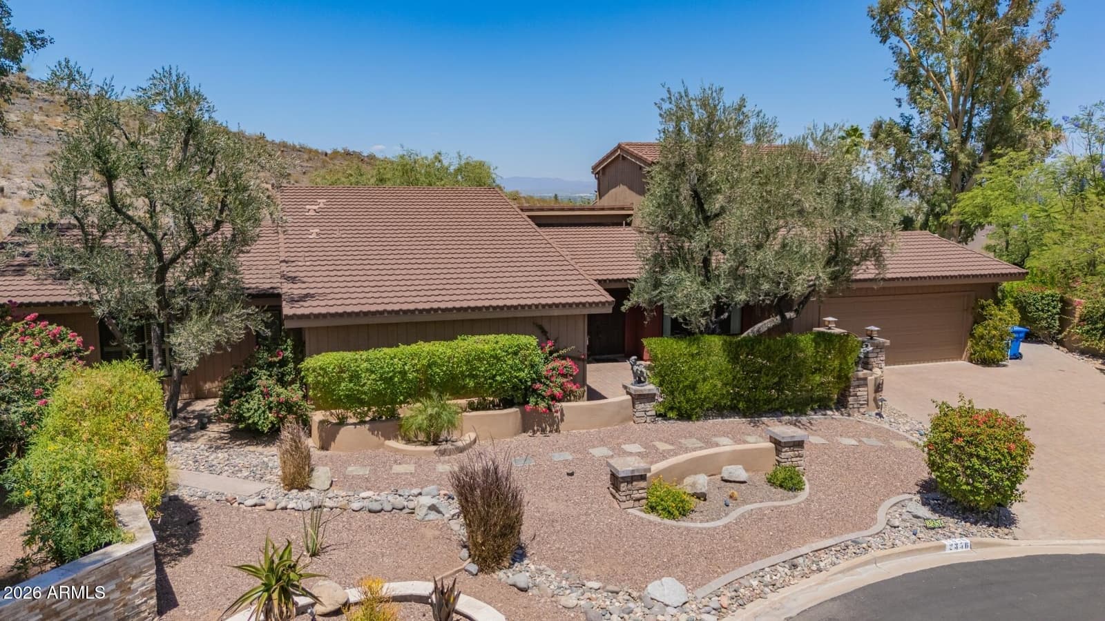 2356 E CHERYL Drive, Phoenix, AZ 85028 — photo 5 of 59