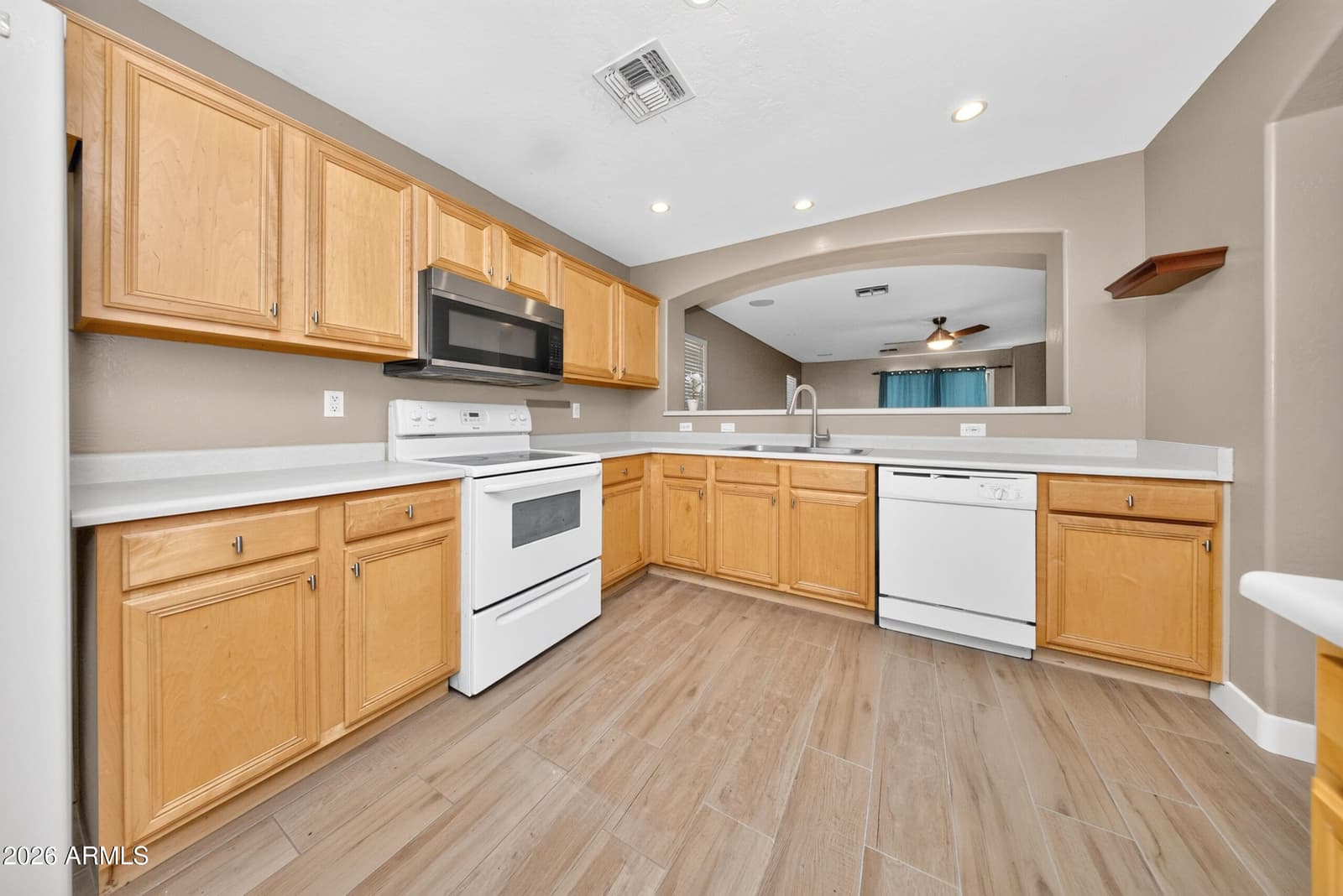 6632 S 18TH Drive, Phoenix, AZ 85041 — photo 7 of 34