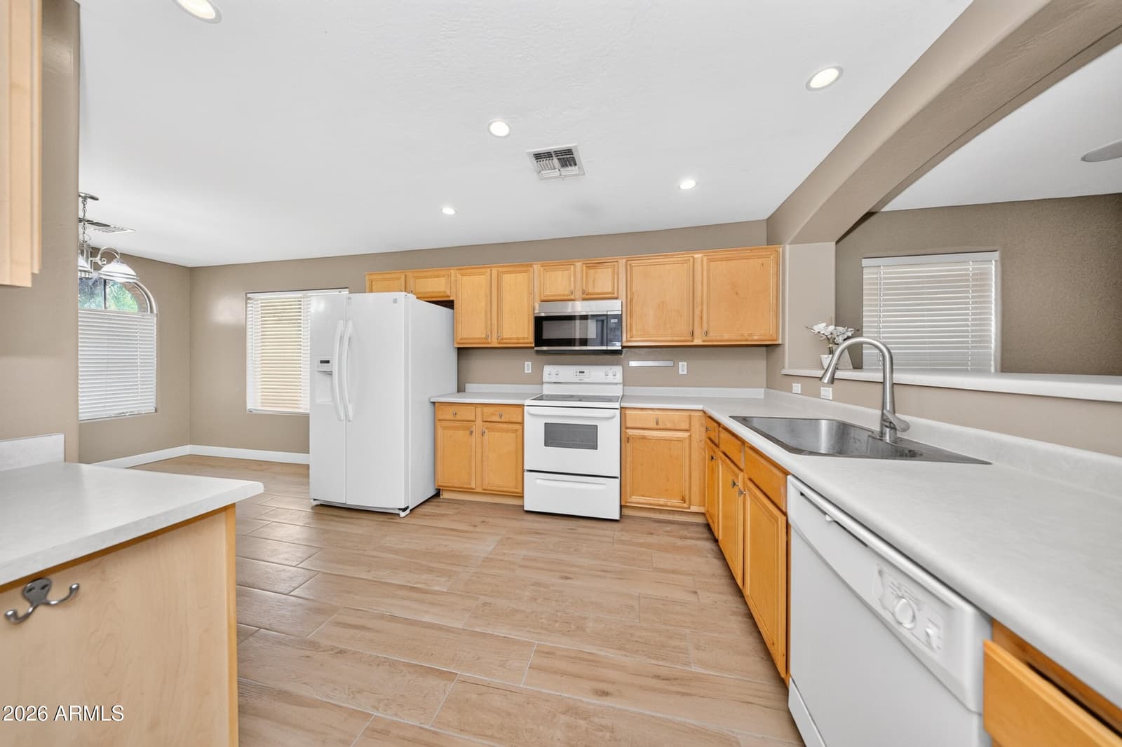 6632 S 18TH Drive, Phoenix, AZ 85041 — photo 6 of 34