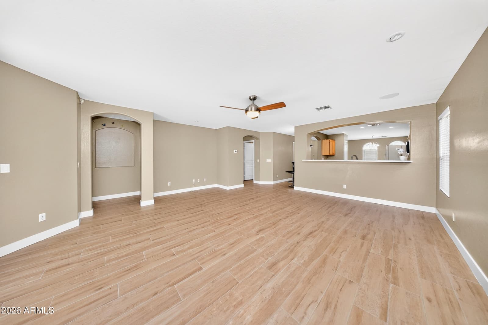 6632 S 18TH Drive, Phoenix, AZ 85041 — photo 5 of 34