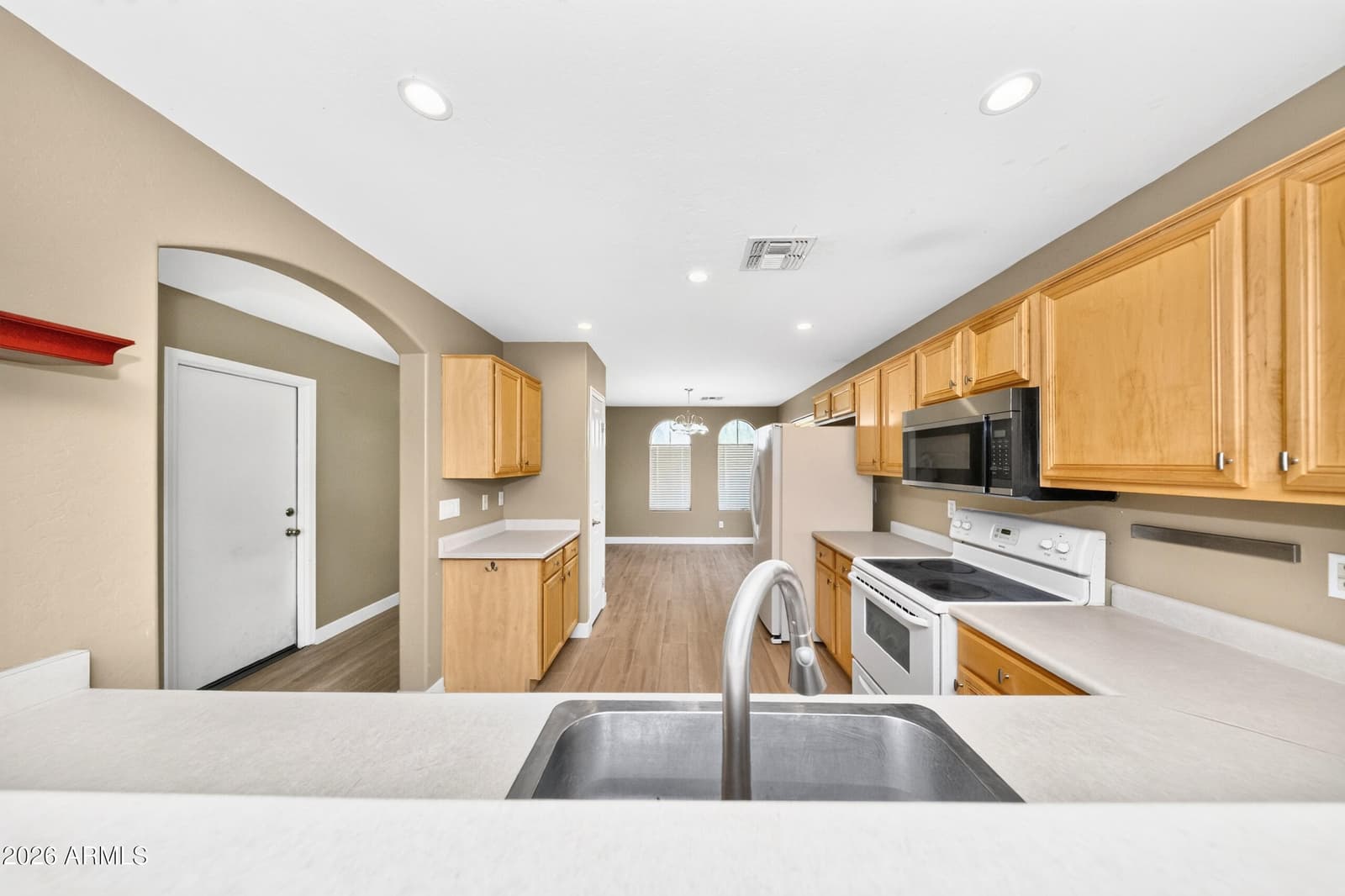 6632 S 18TH Drive, Phoenix, AZ 85041 — photo 8 of 34
