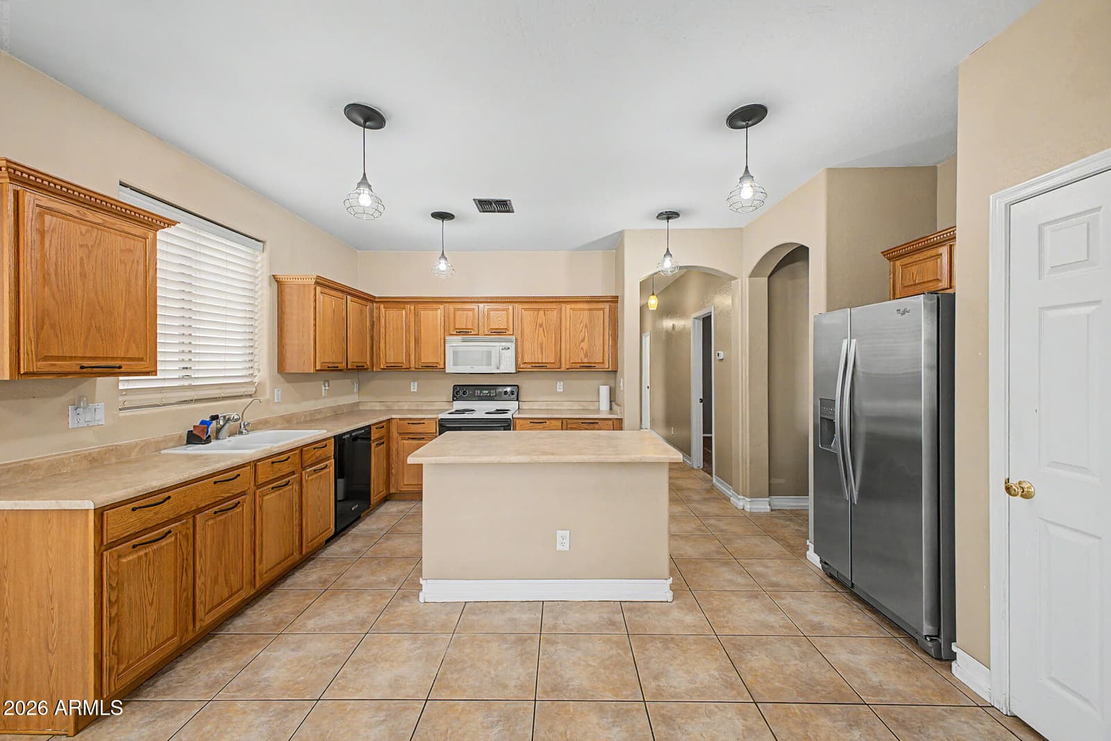 6611 S 25TH Drive, Phoenix, AZ 85041 — photo 9 of 27