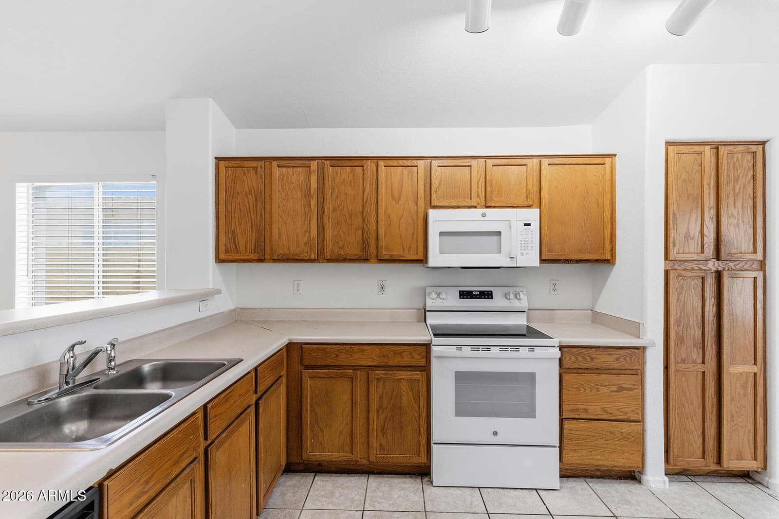 8950 W HOLLY Street, Phoenix, AZ 85037 — photo 2 of 31