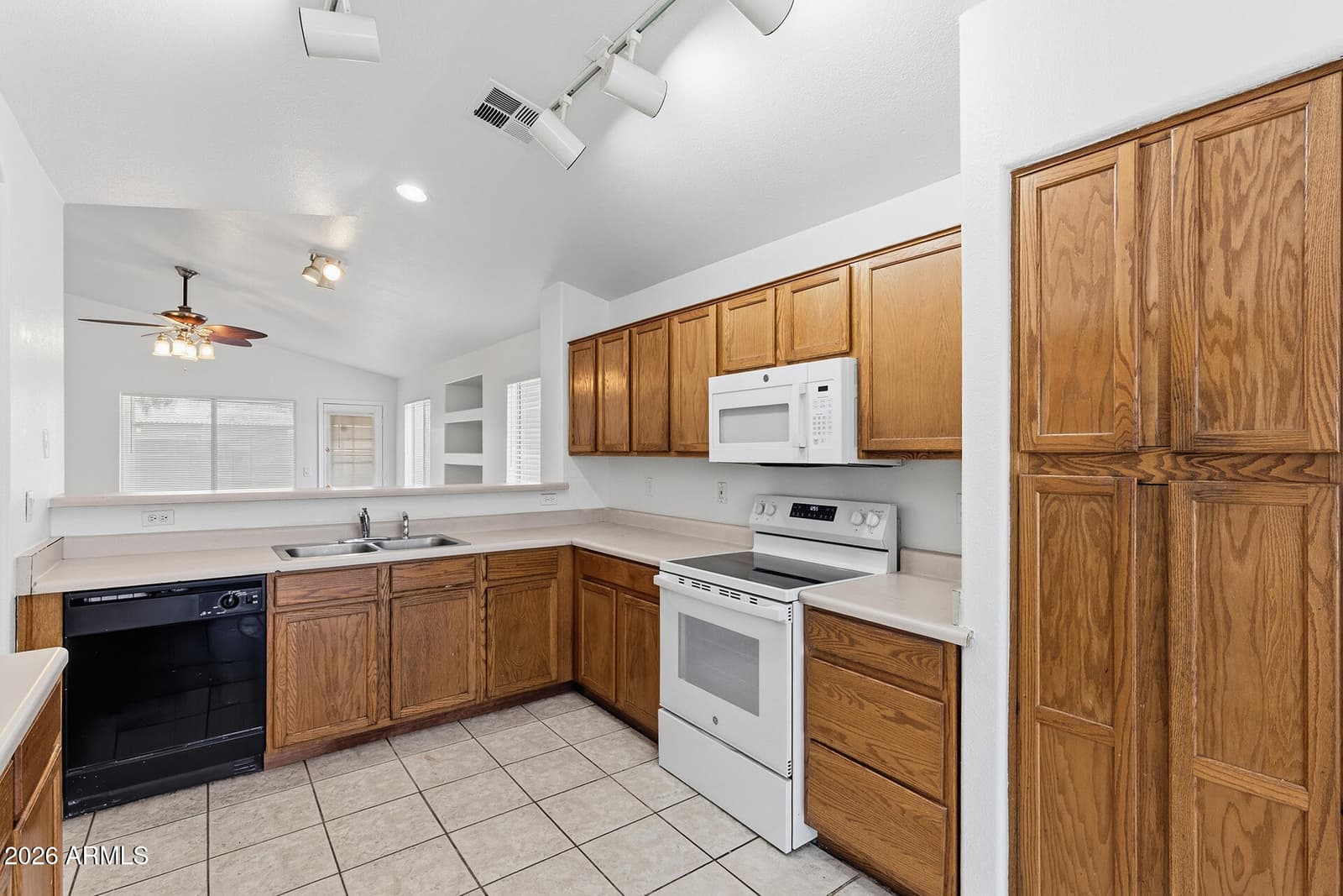 8950 W HOLLY Street, Phoenix, AZ 85037 — photo 5 of 31