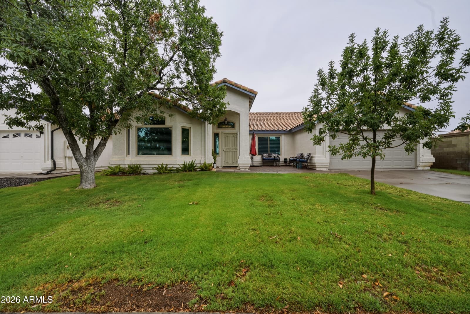 1091 S CROSSROADS Drive, Gilbert, AZ 85296 — photo 1 of 34