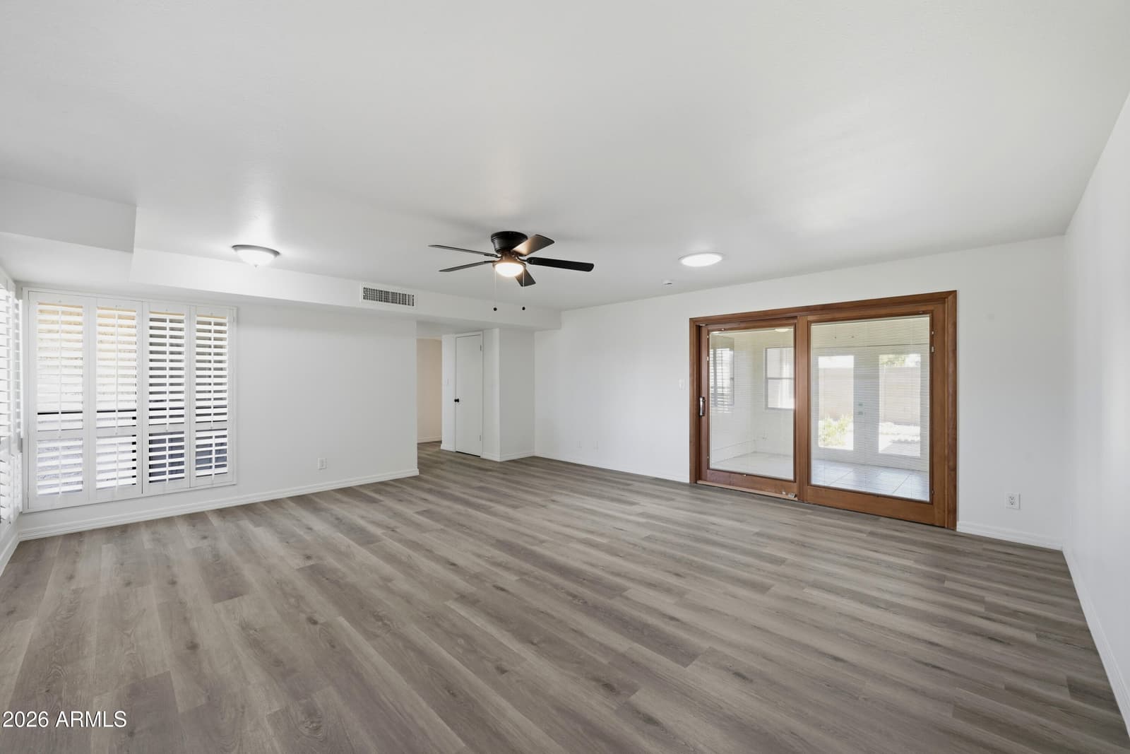 2905 W GLENDALE Avenue, Phoenix, AZ 85051 — photo 8 of 31
