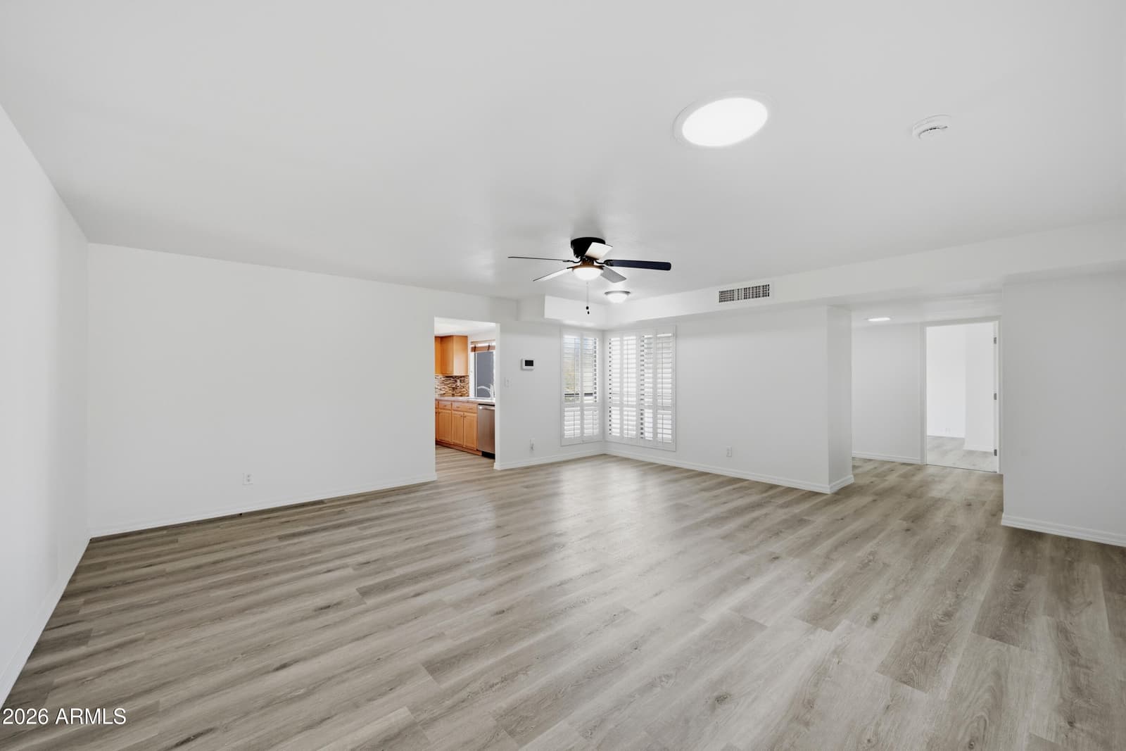 2905 W GLENDALE Avenue, Phoenix, AZ 85051 — photo 9 of 31