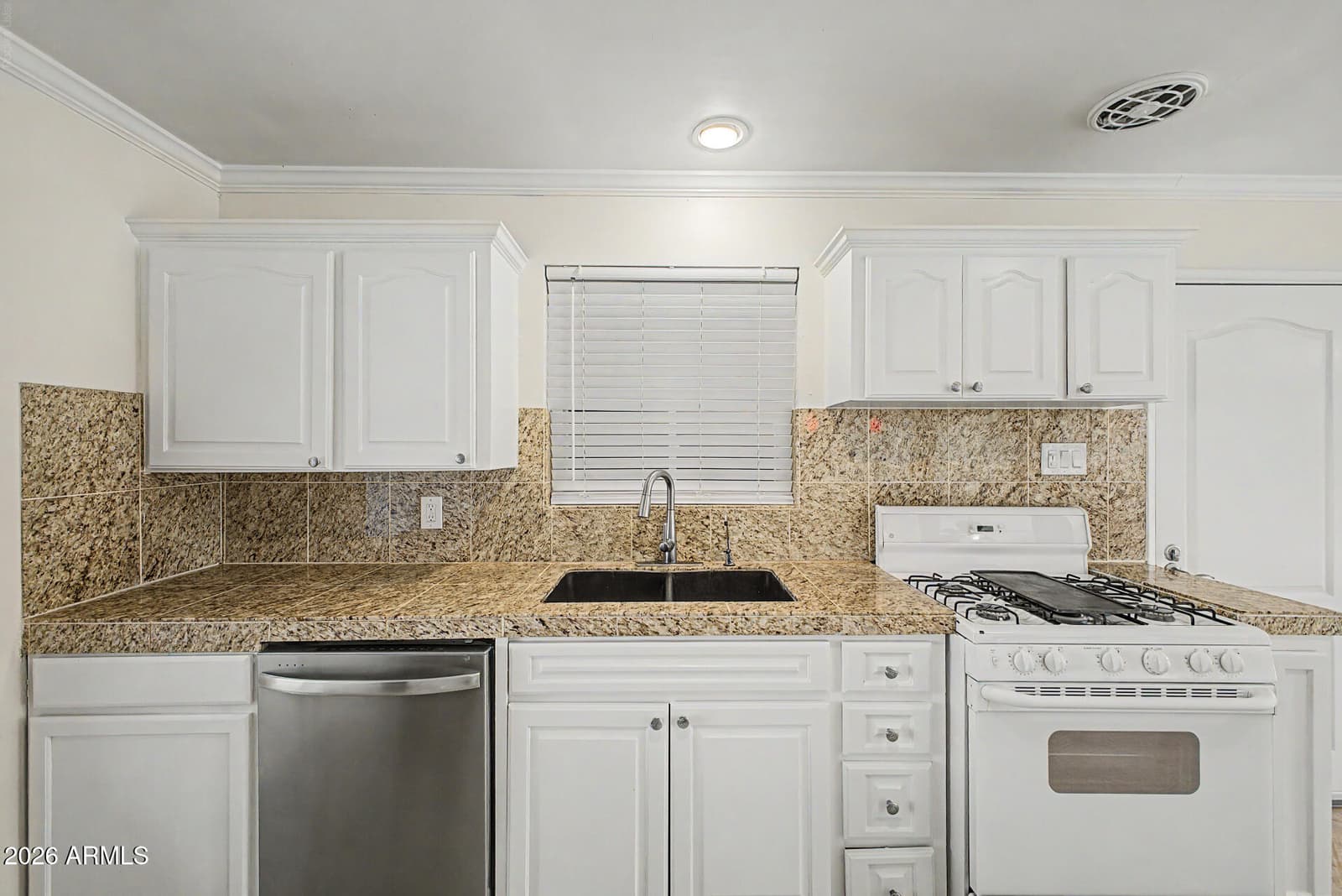 5208 N 11TH Avenue, Phoenix, AZ 85013 — photo 10 of 25