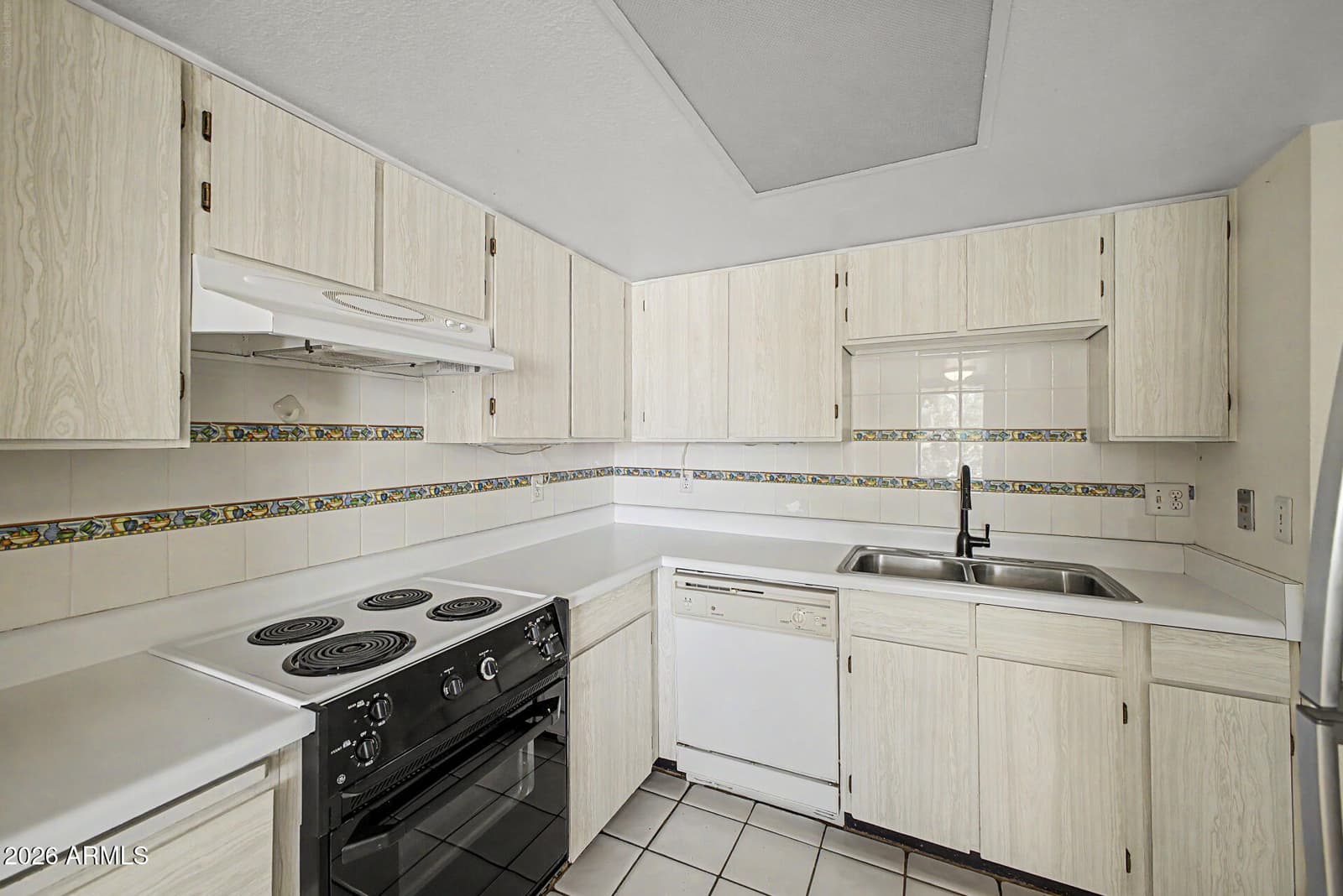 7711 E SANDALWOOD Drive, Scottsdale, AZ 85250 — photo 10 of 34