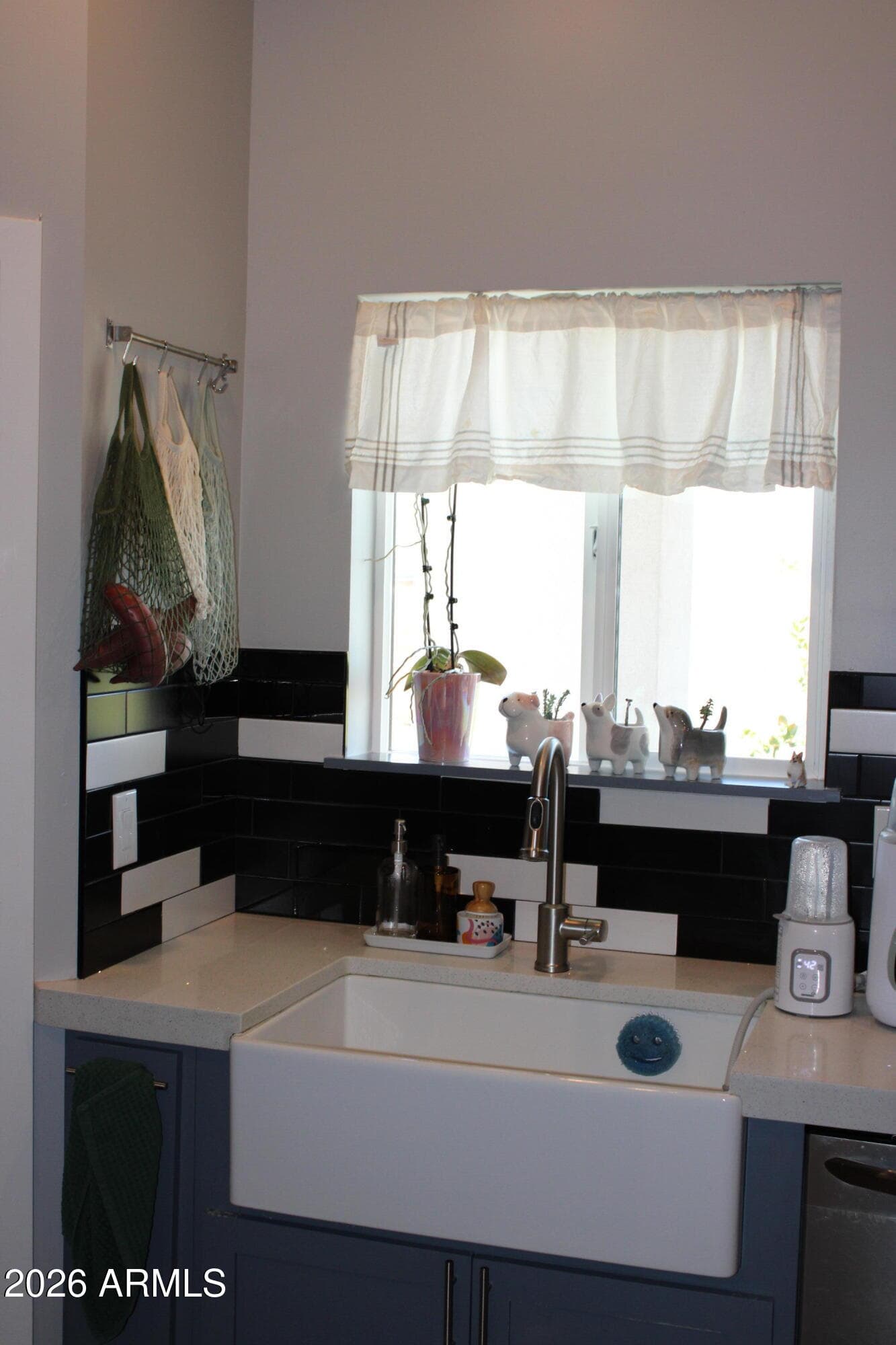 1233 S 15TH Drive, Phoenix, AZ 85007 — photo 10 of 25