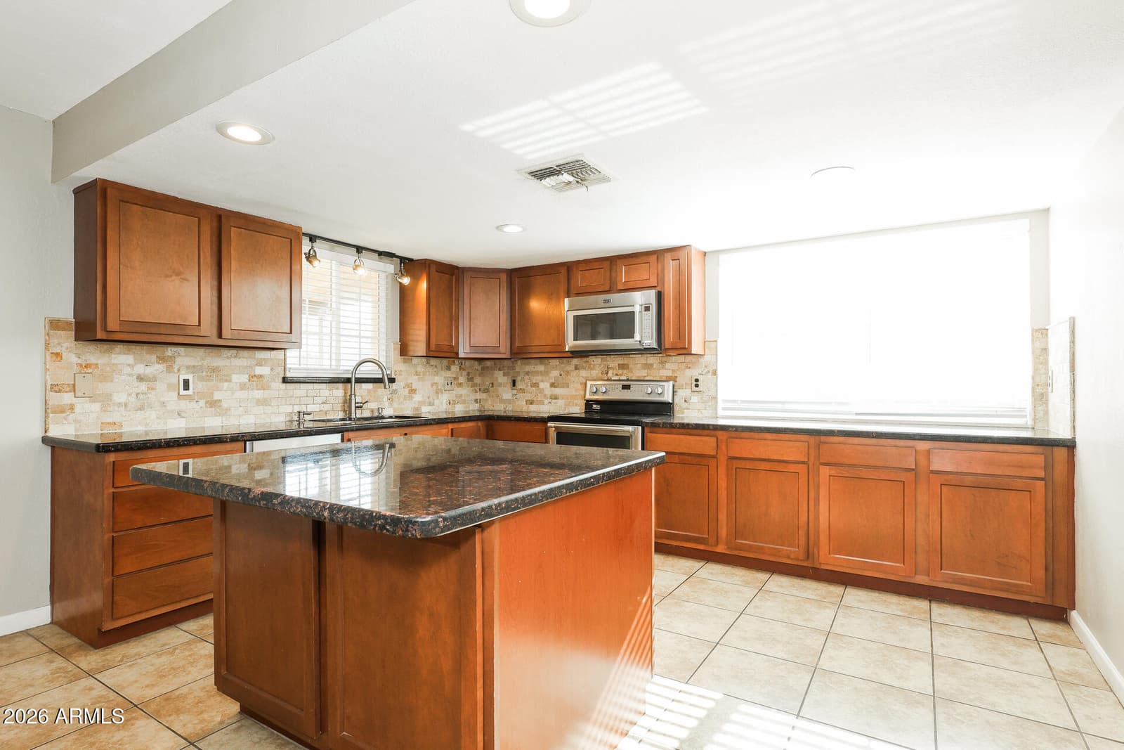 9025 W MACKENZIE Drive, Phoenix, AZ 85037 — photo 7 of 21